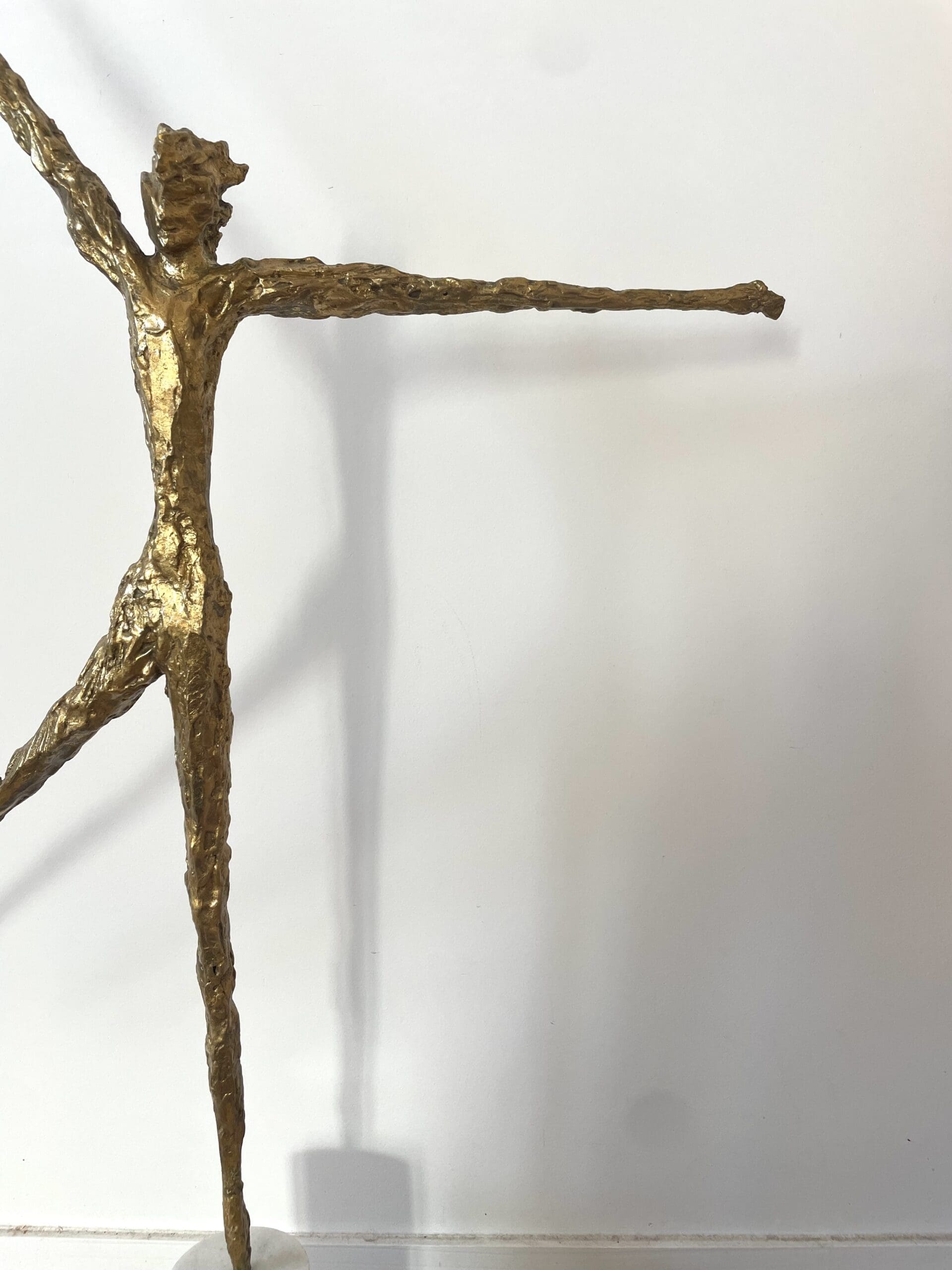 Sculpture Félix Agostini, Rare Création en Résine Dorée (circa 1960)