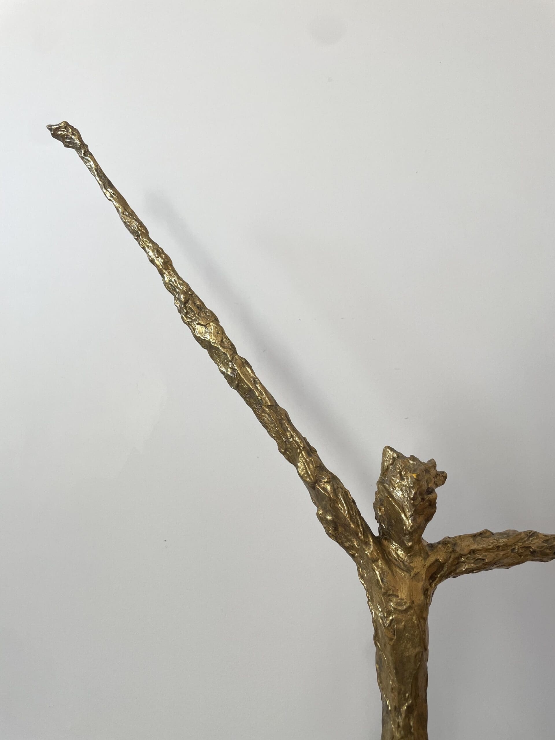Sculpture Félix Agostini, Rare Création en Résine Dorée (circa 1960)