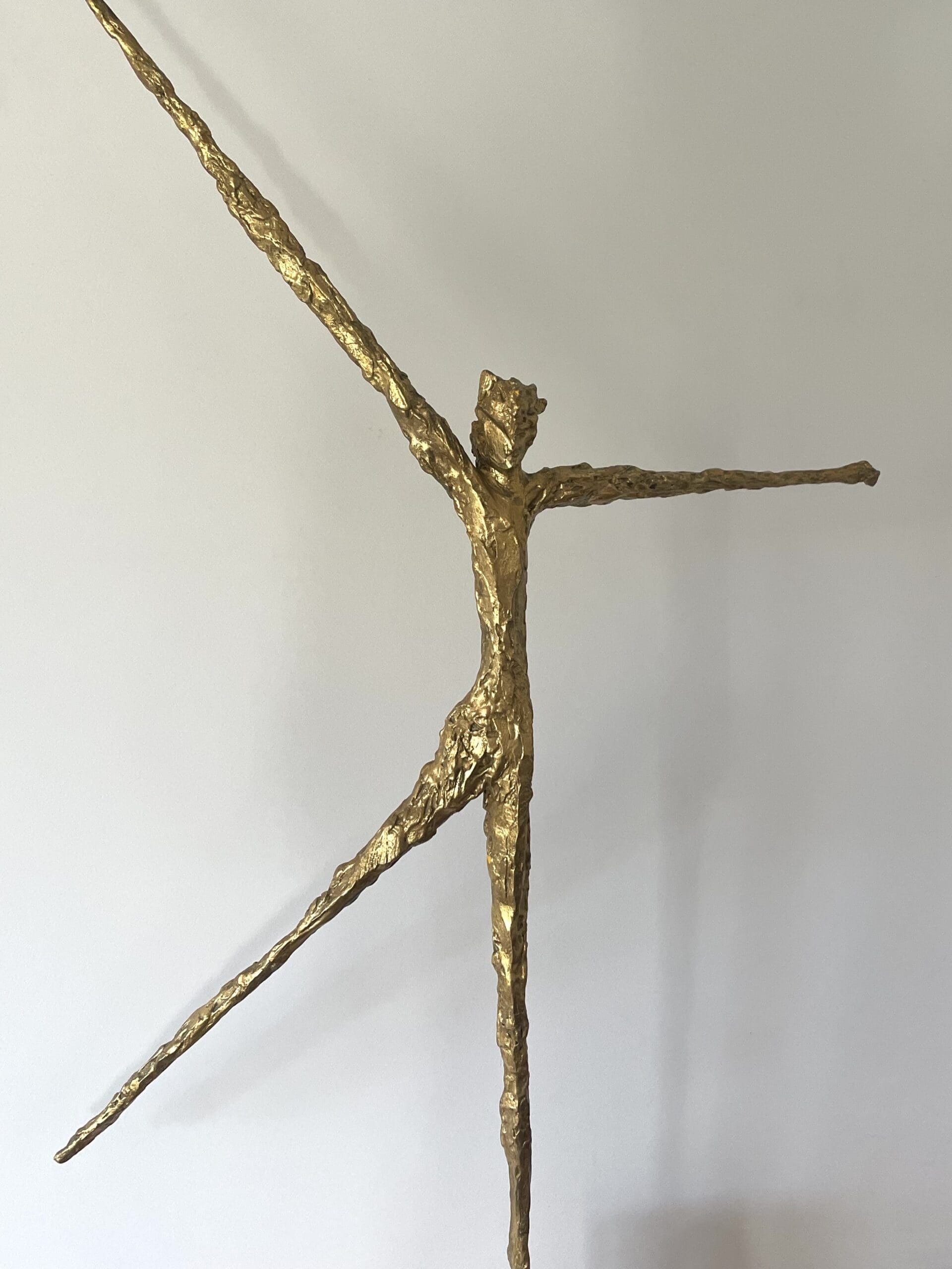 Sculpture Félix Agostini, Rare Création en Résine Dorée (circa 1960)