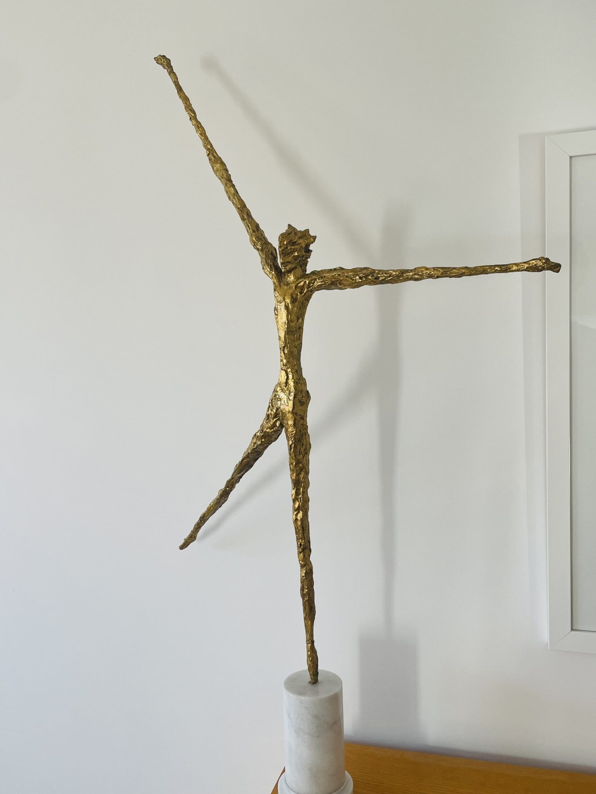 Sculpture Félix Agostini, Rare Création en Résine Dorée (circa 1960)