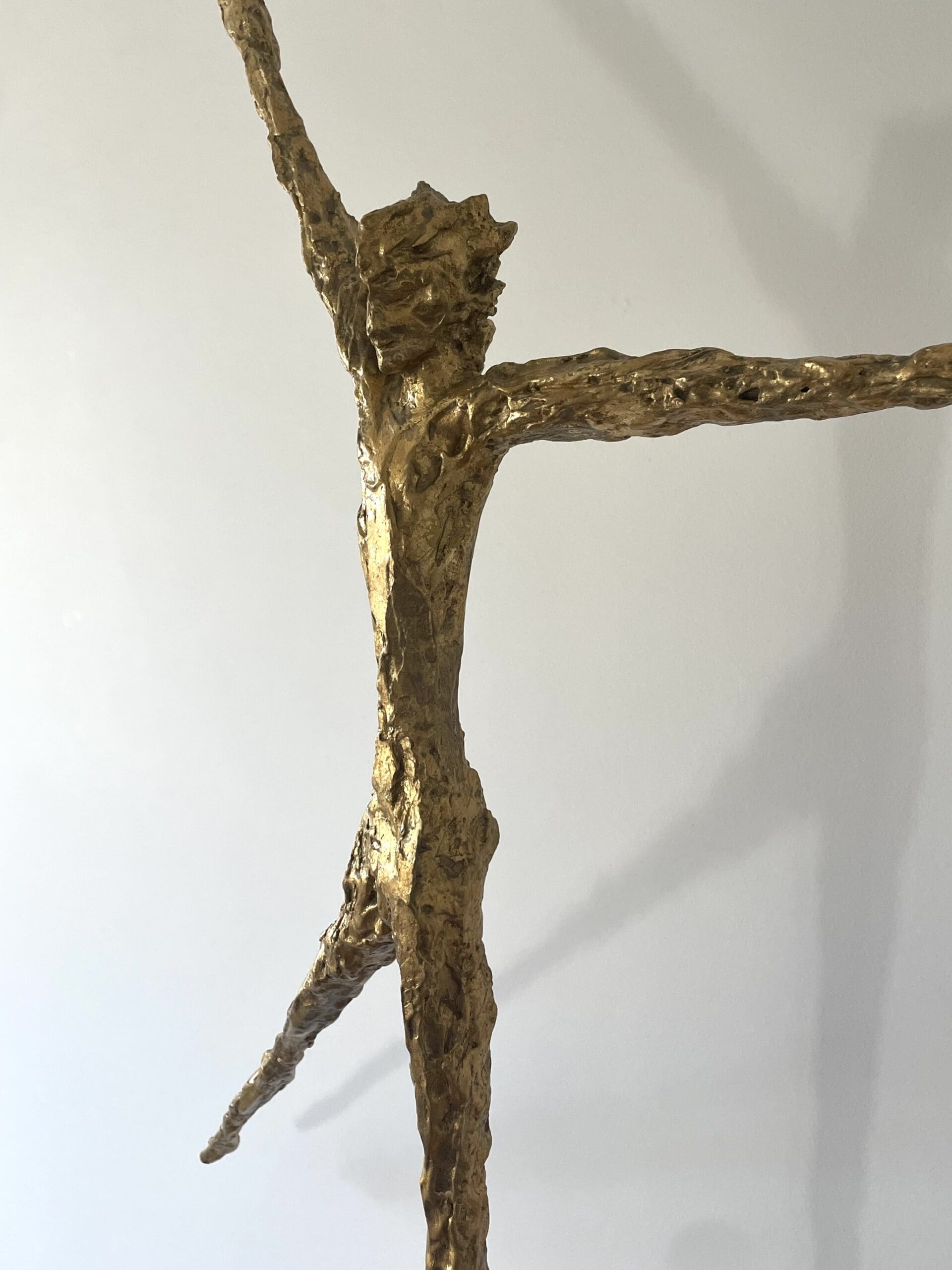 Sculpture Félix Agostini, Rare Création en Résine Dorée (circa 1960)