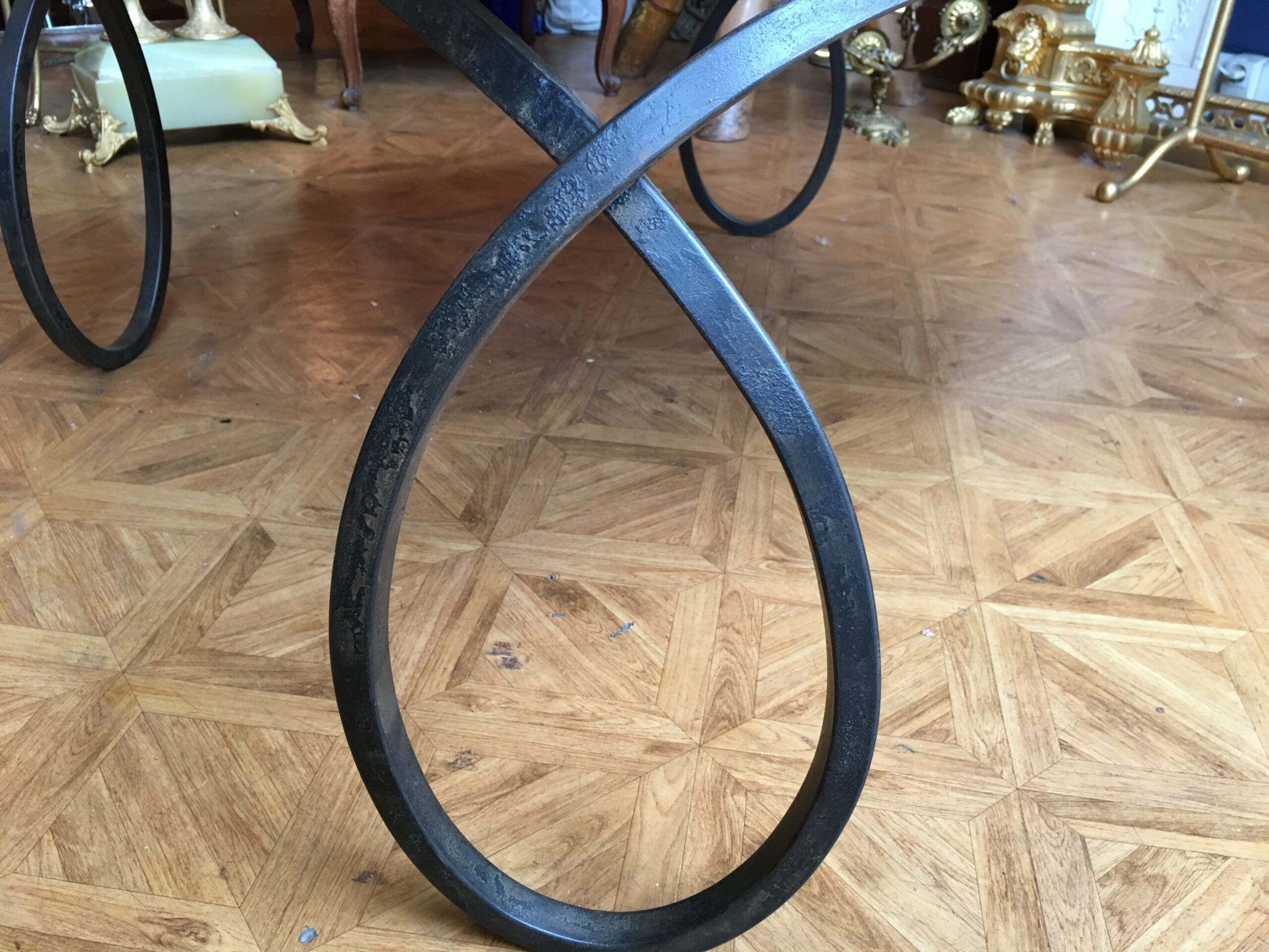 Table Basse en Marbre et Fer Forgé : Une Élégance des Années 80