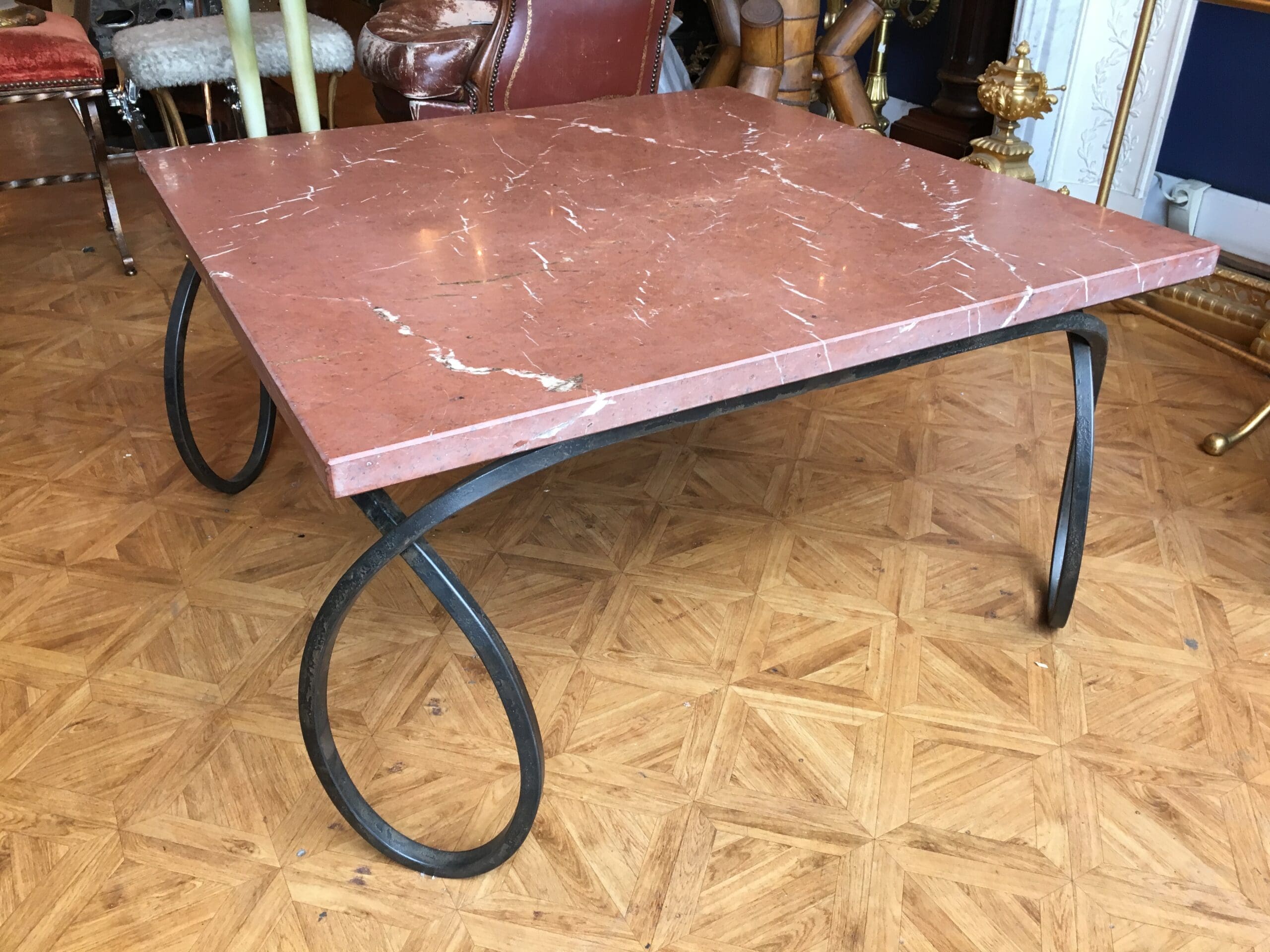 Table Basse en Marbre et Fer Forgé : Une Élégance des Années 80