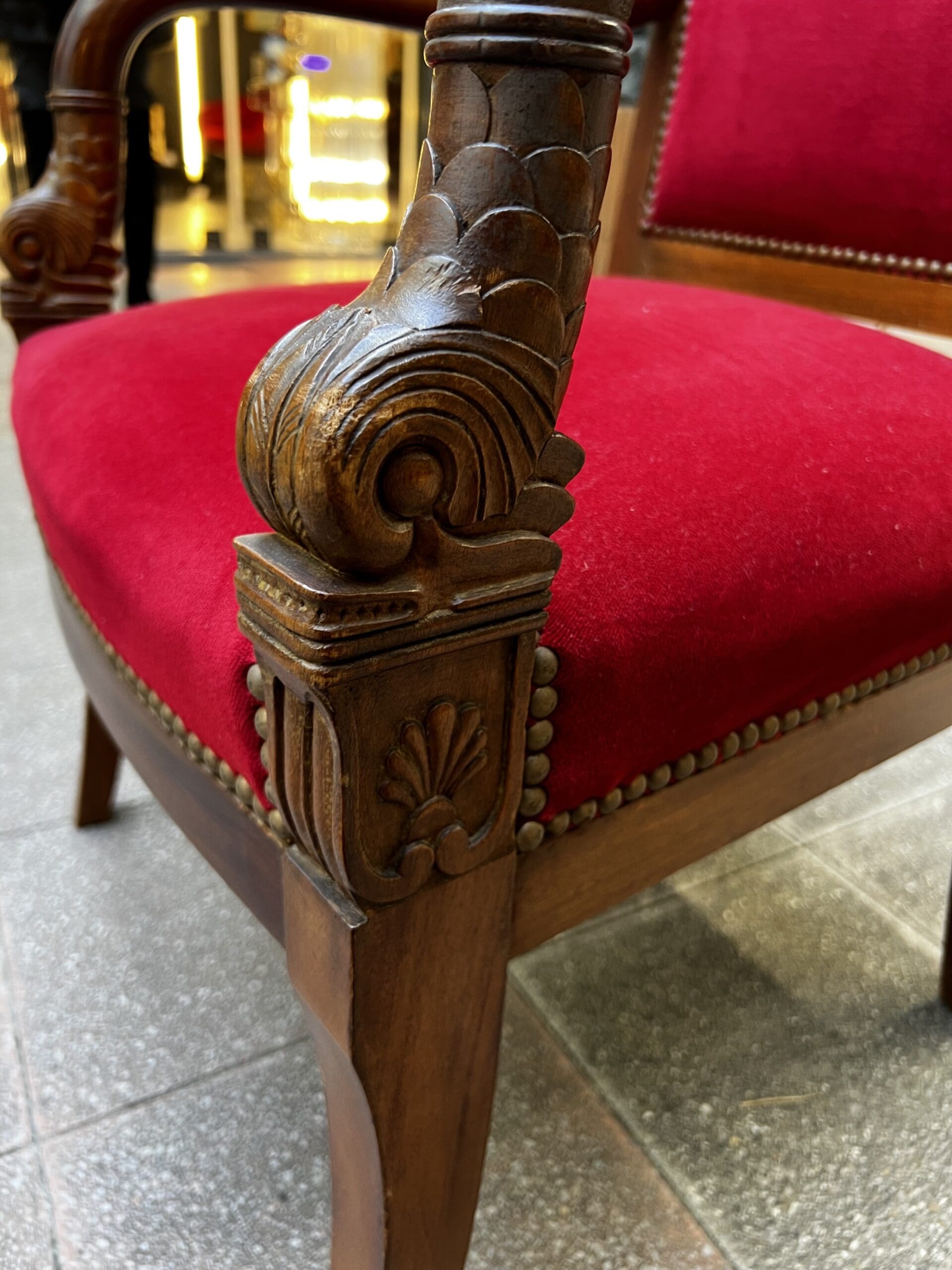Empire Mahogny Fåtölj med röd sammet