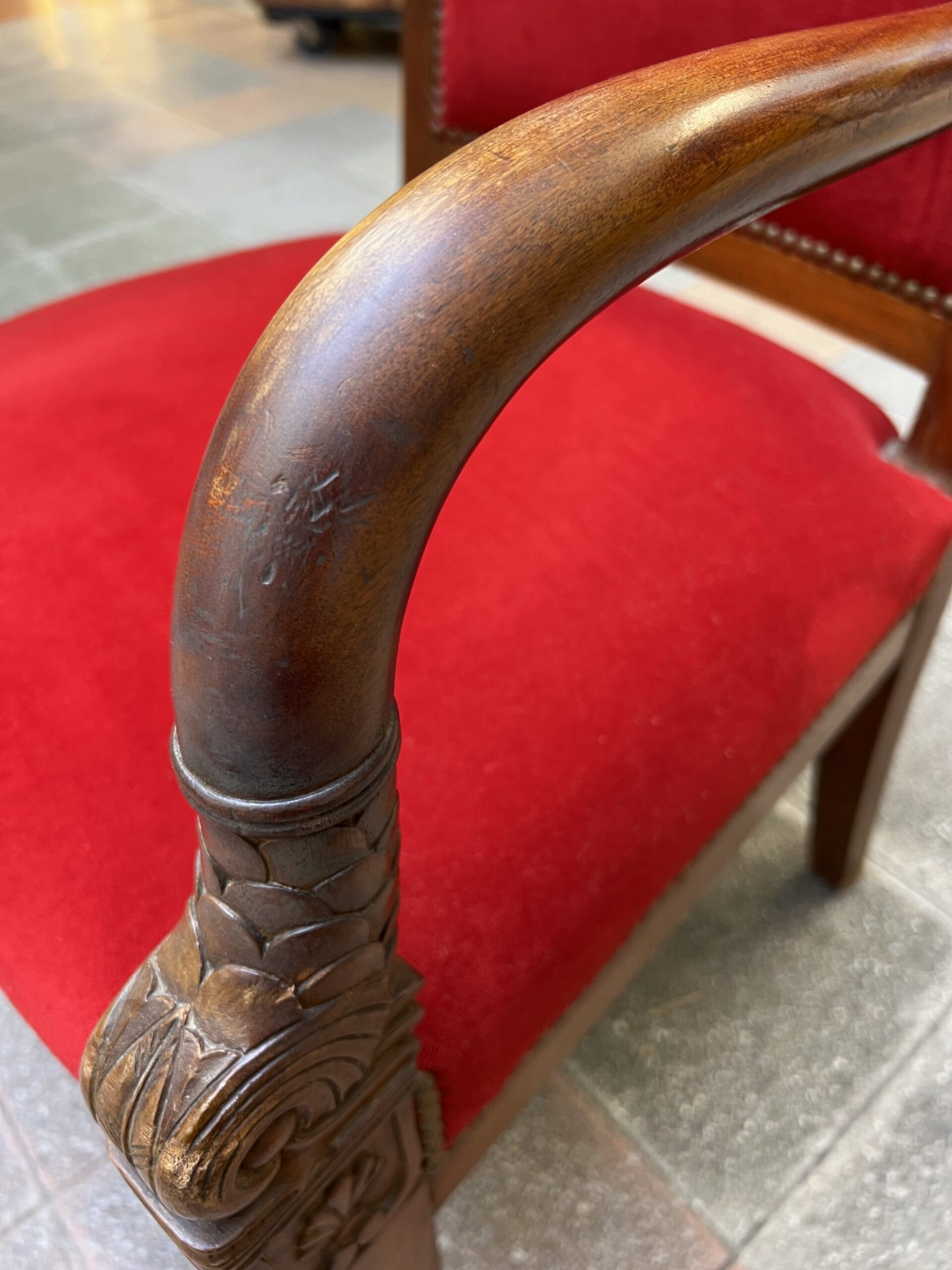 Empire Mahogny Fåtölj med röd sammet