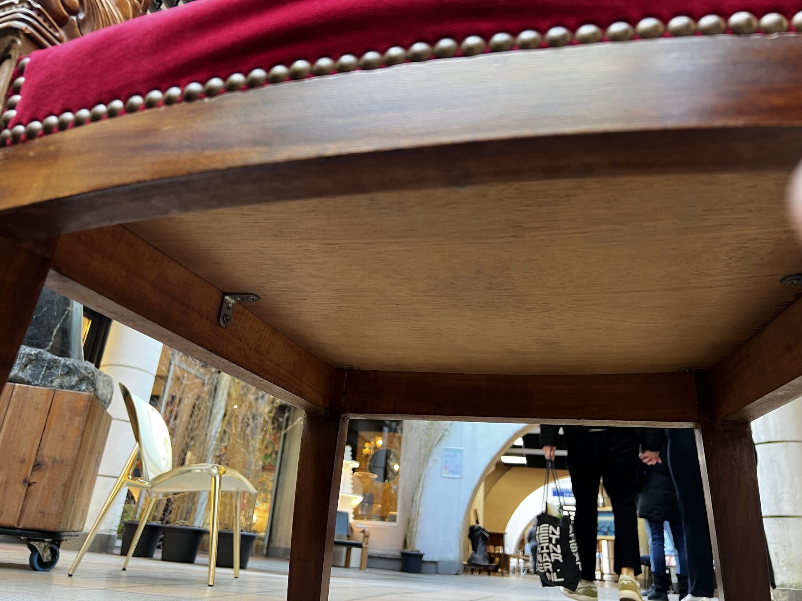 Empire Mahogny Fåtölj med röd sammet