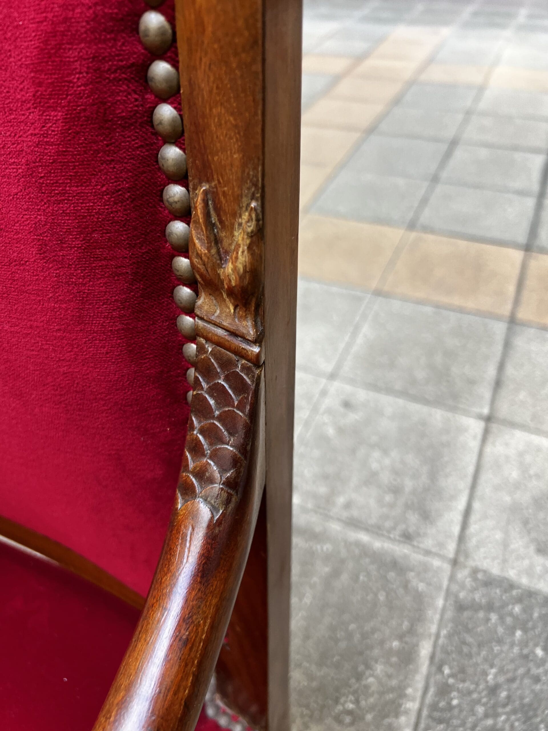 Empire Mahogny Fåtölj med röd sammet