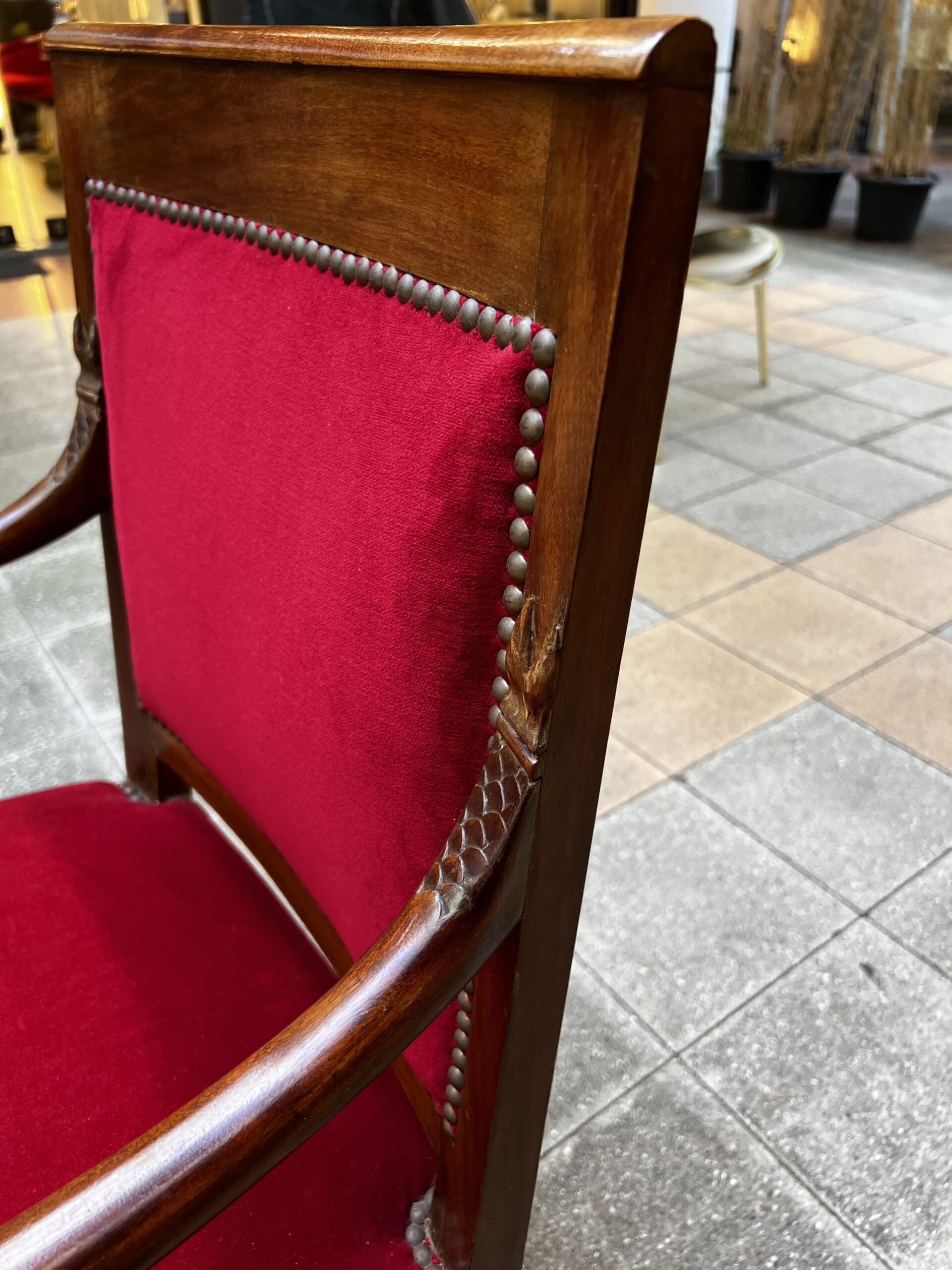Empire Mahogny Fåtölj med röd sammet