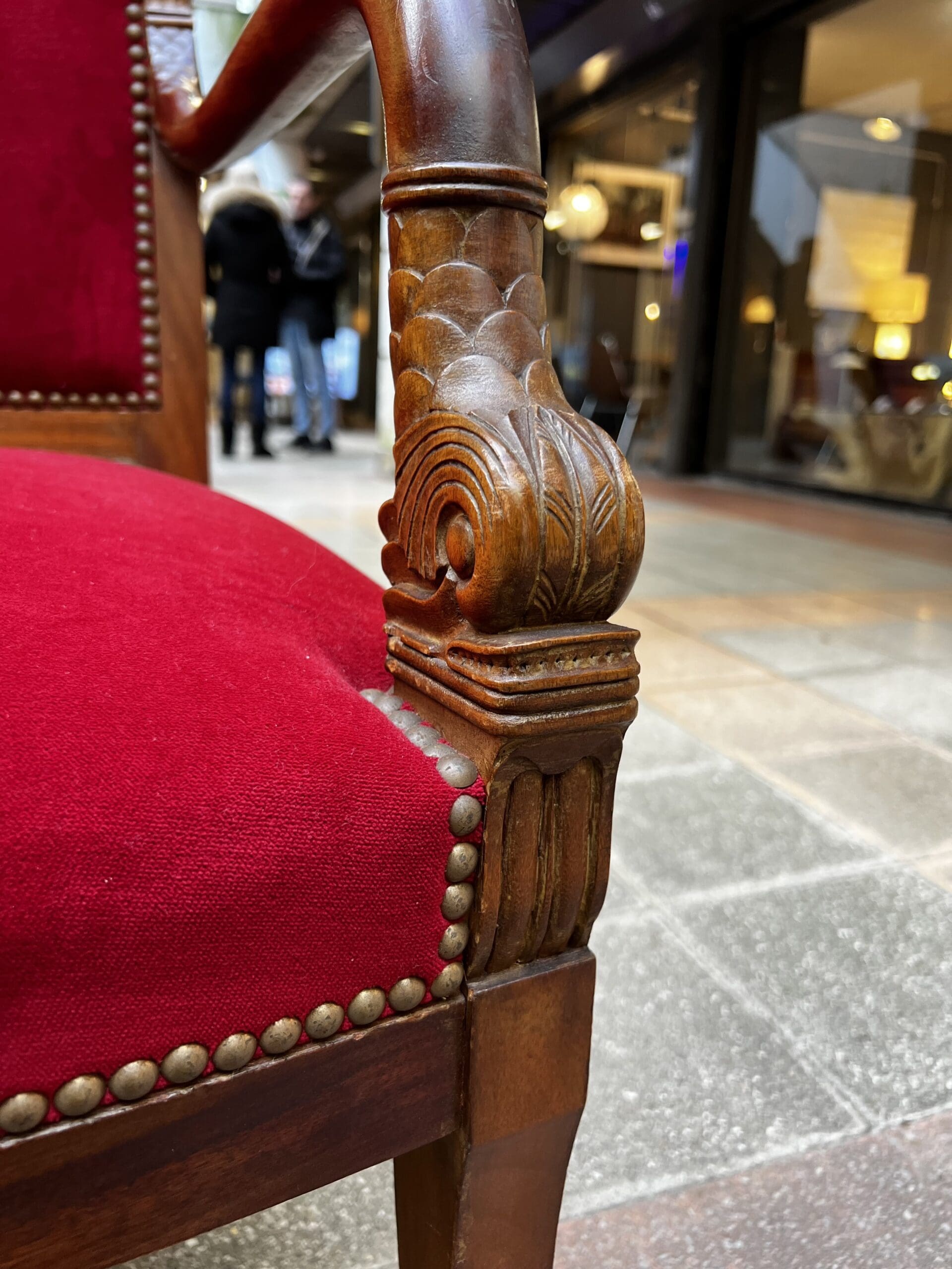 Empire Mahogny Fåtölj med röd sammet