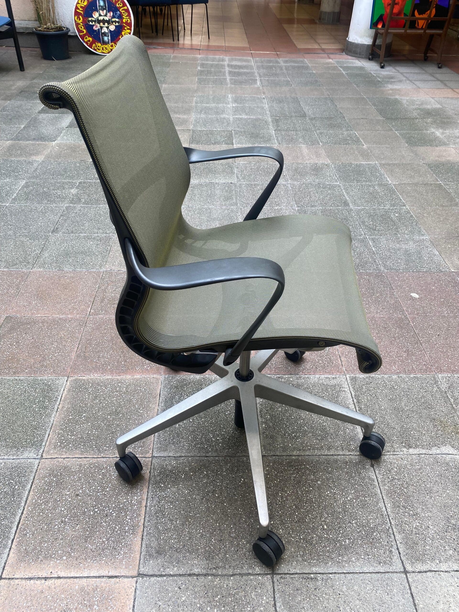 Paire de fauteuils « Setu » par Herman Miller – Design et confort innovants