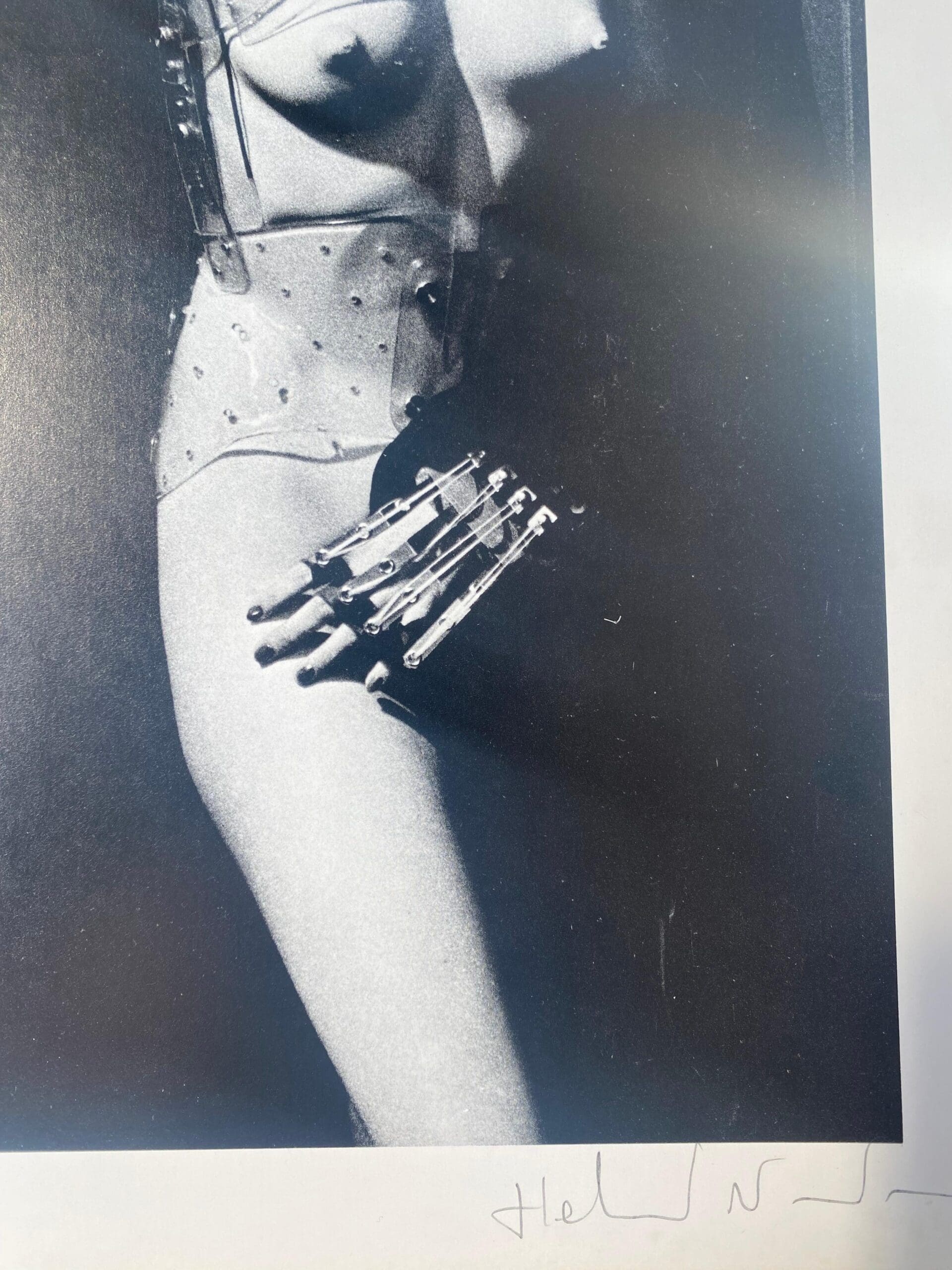 Photo-lithographie Helmut Newton – Jane Kirby, Avenue Kléber, Paris, 1977