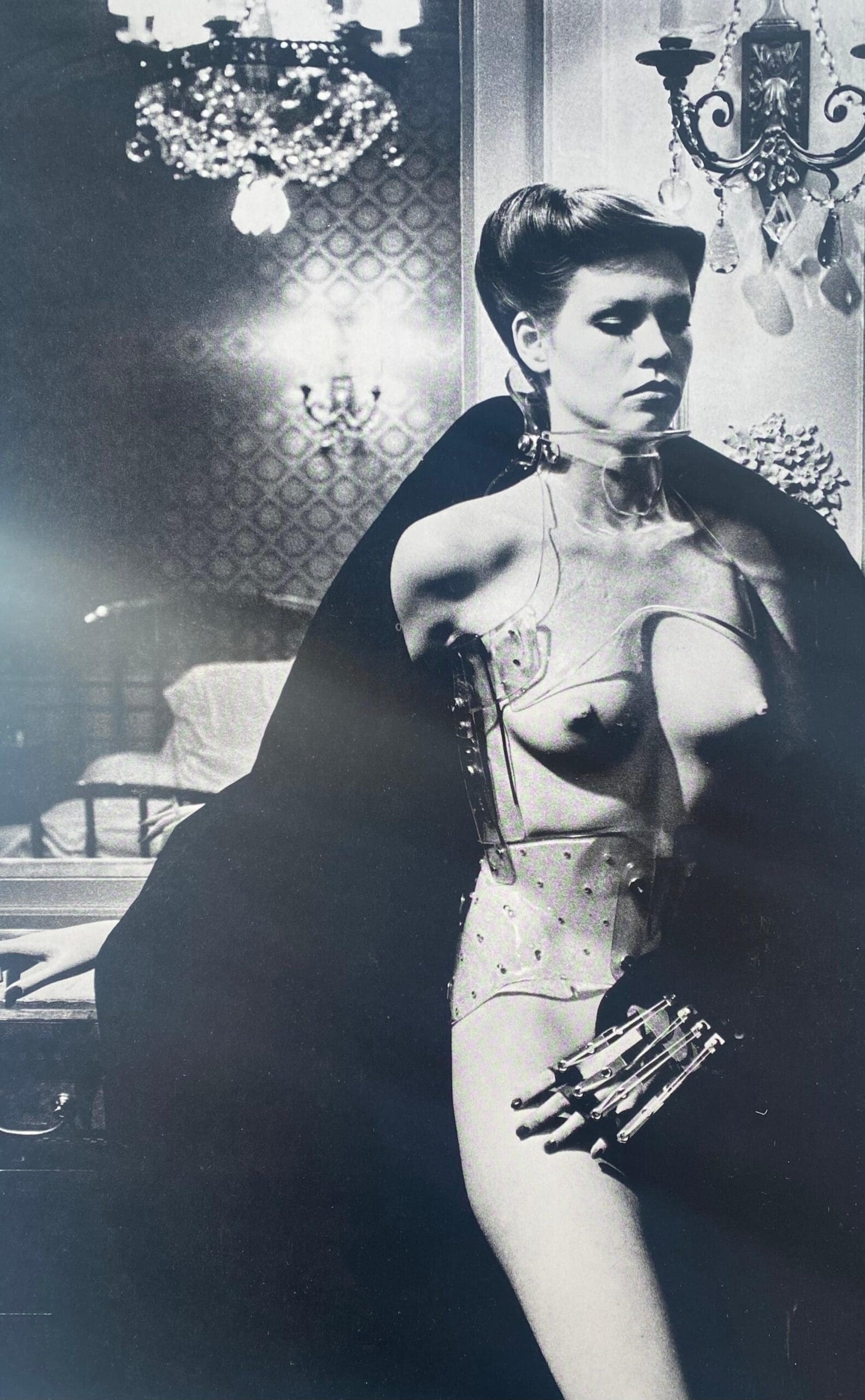 Photo-lithographie Helmut Newton – Jane Kirby, Avenue Kléber, Paris, 1977