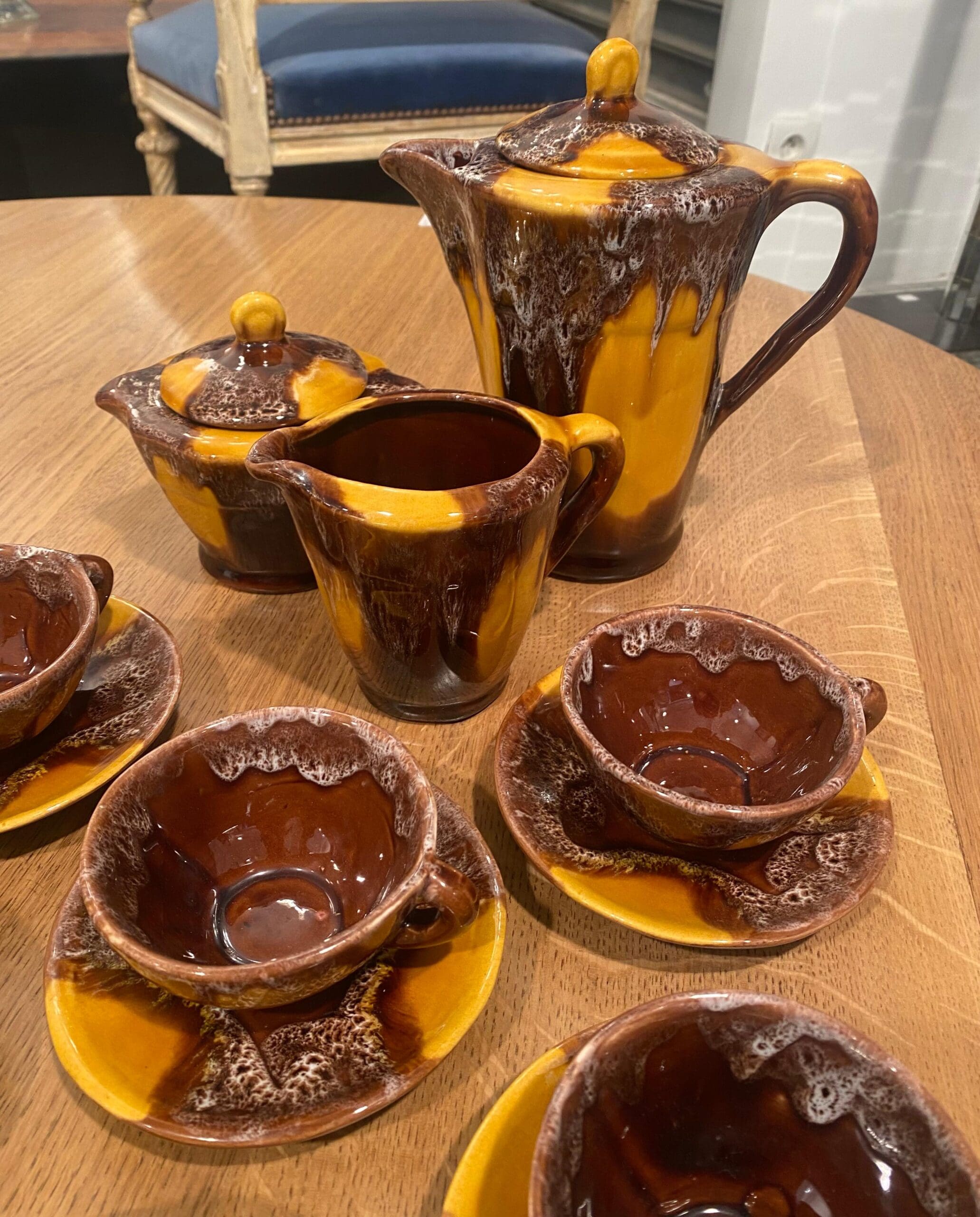 Servizio da caffè Vallauris – Terracotta smaltata gialla e marrone (1950 circa)