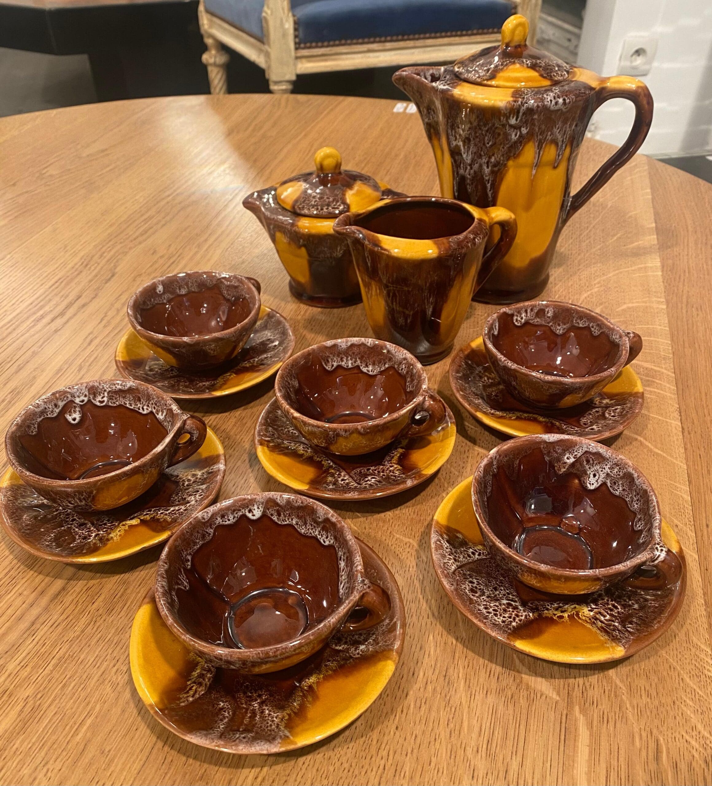 Servizio da caffè Vallauris – Terracotta smaltata gialla e marrone (1950 circa)