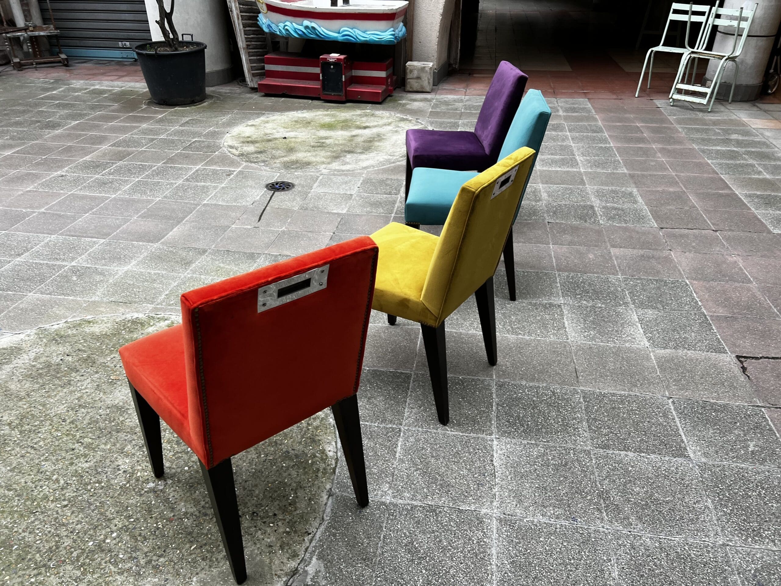 Chaises Gala par Philippe Hurel ( reste 2)  – Élégance intemporelle et design des années 1980