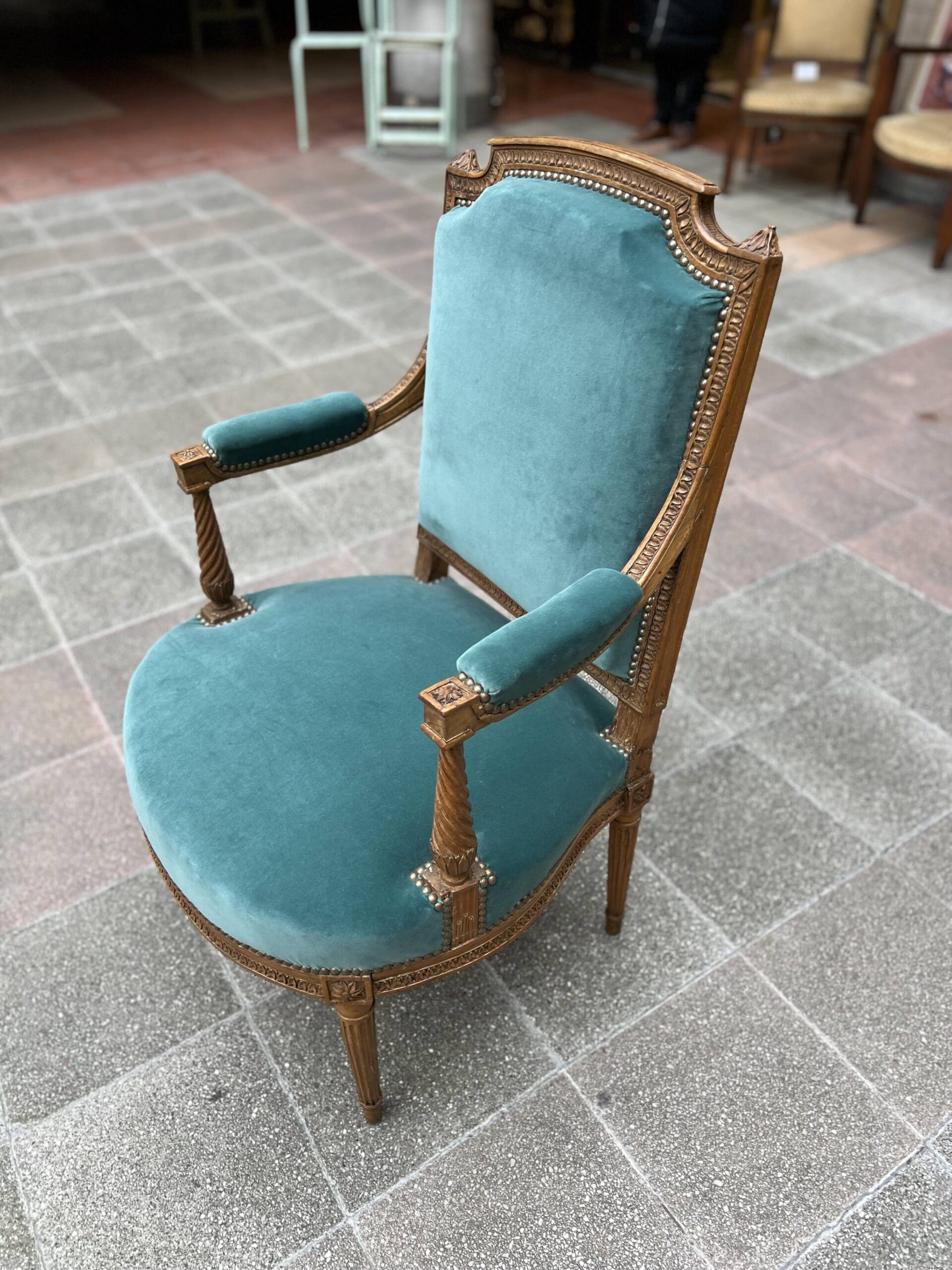 Fauteuil de couloir Louis XVI d&rsquo;époque – Ornements sculptés et garniture en velours