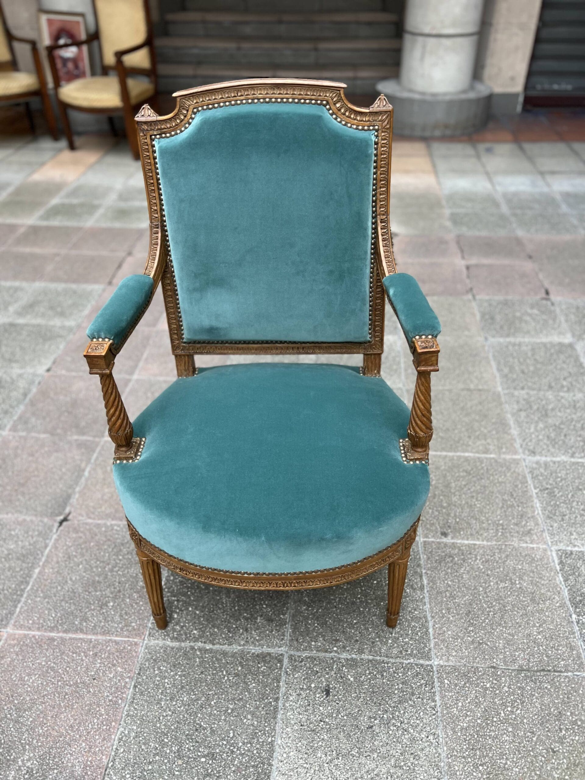 Fauteuil de couloir Louis XVI d&rsquo;époque – Ornements sculptés et garniture en velours