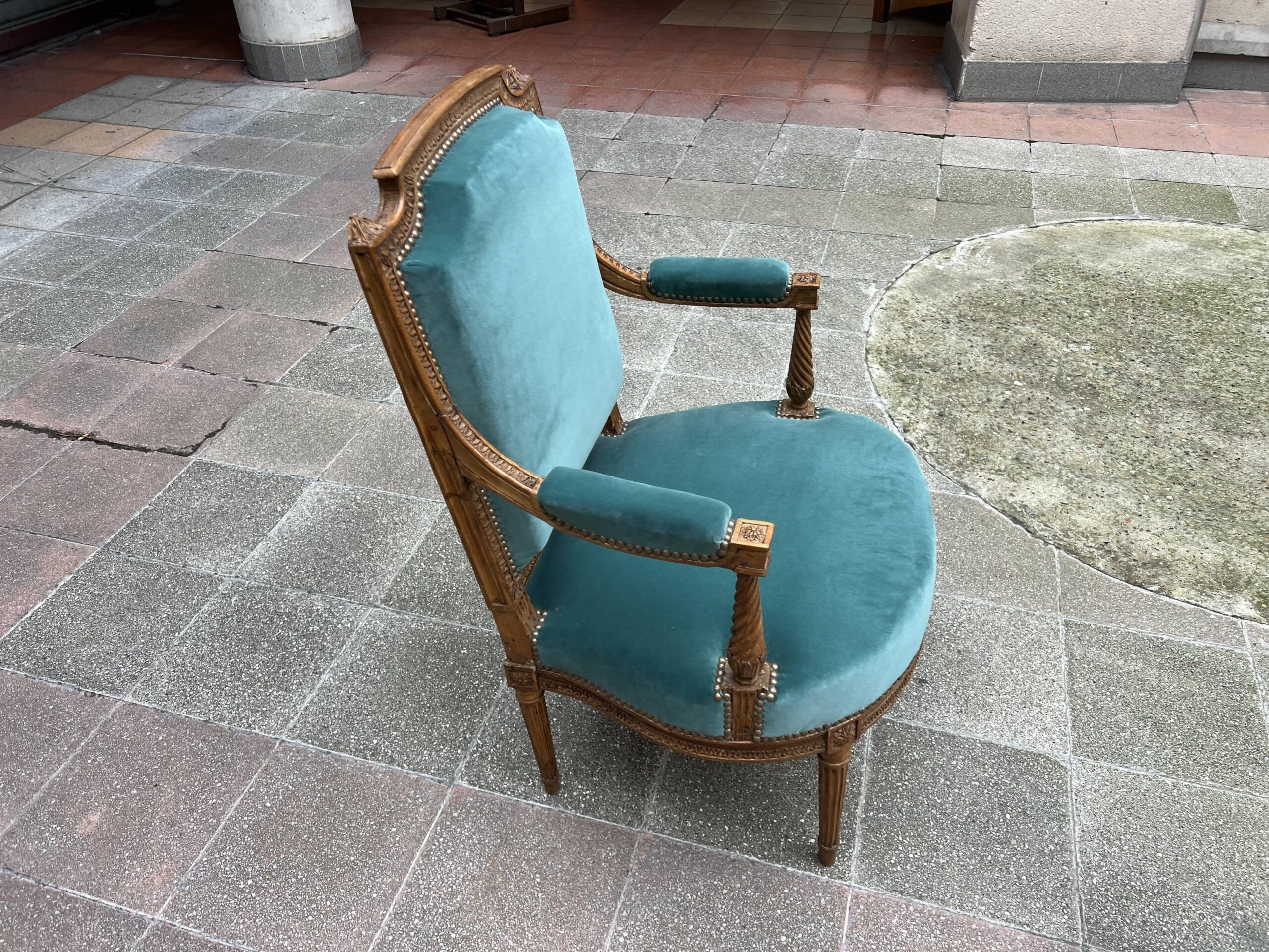 Fauteuil de couloir Louis XVI d&rsquo;époque – Ornements sculptés et garniture en velours