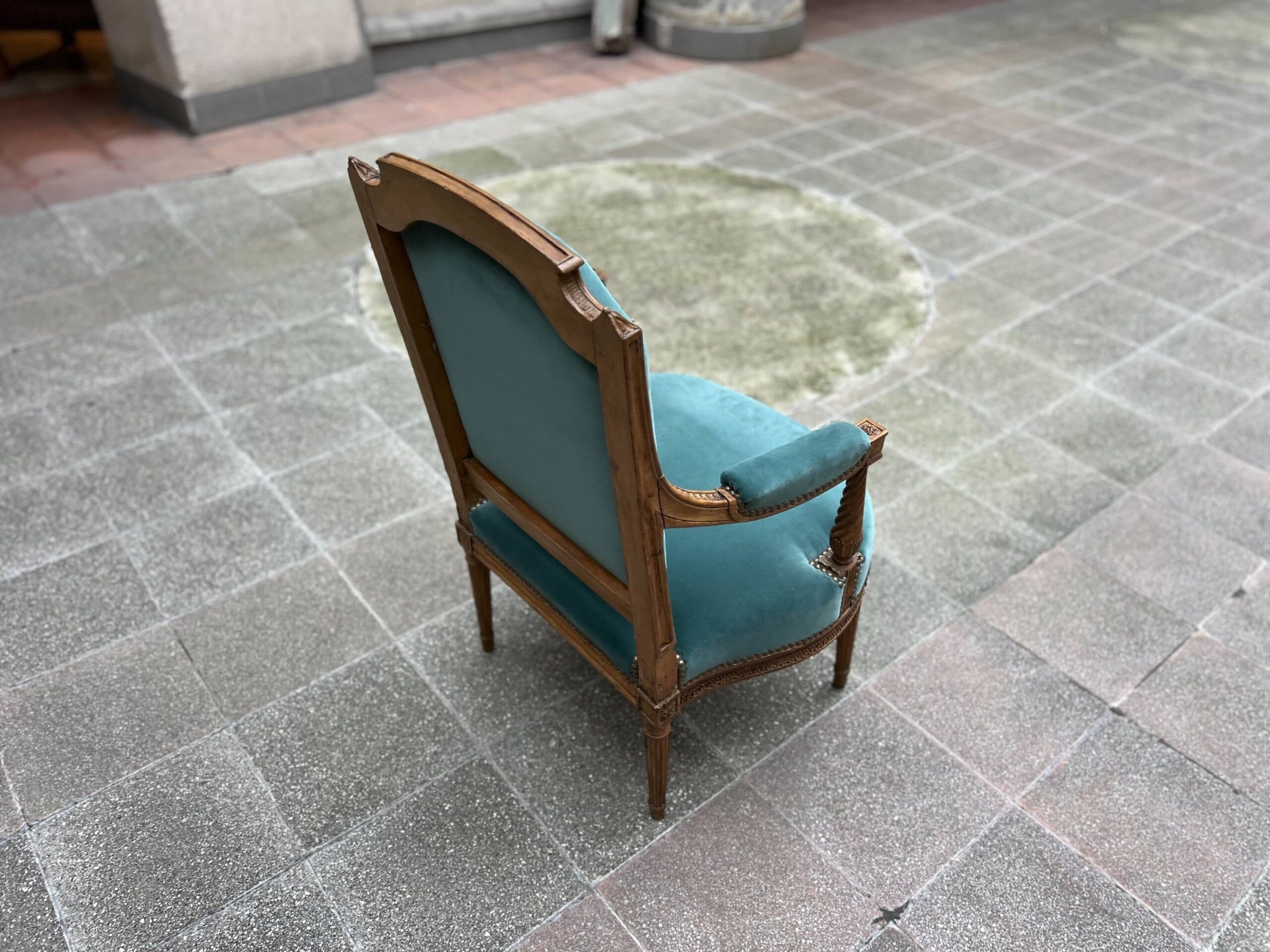 Fauteuil de couloir Louis XVI d&rsquo;époque – Ornements sculptés et garniture en velours