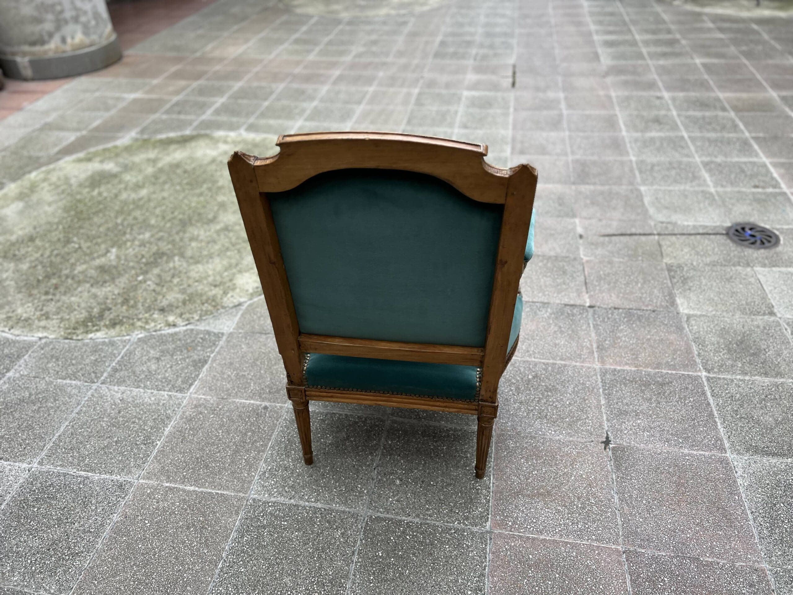 Fauteuil de couloir Louis XVI d&rsquo;époque – Ornements sculptés et garniture en velours