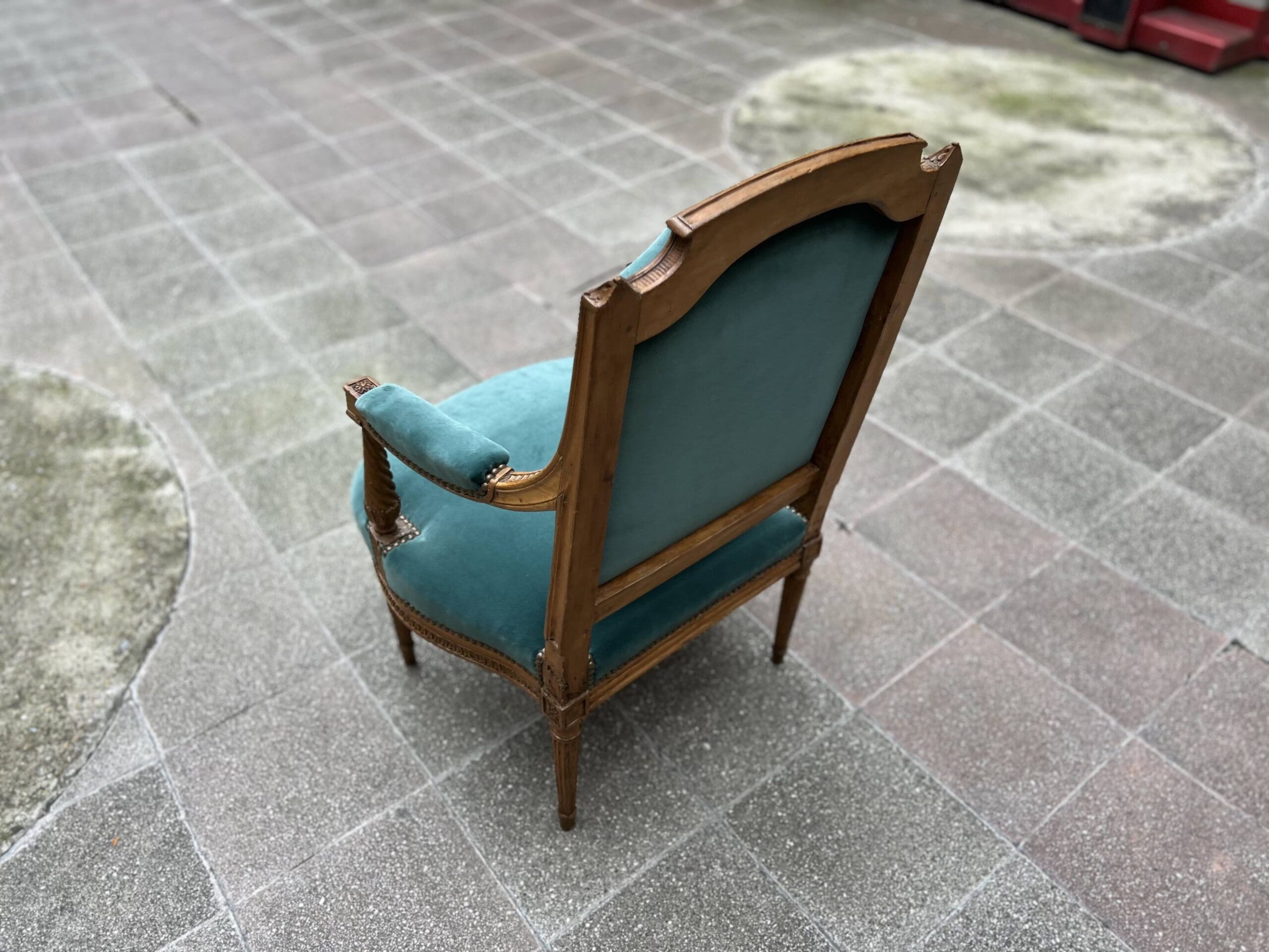 Fauteuil de couloir Louis XVI d&rsquo;époque – Ornements sculptés et garniture en velours