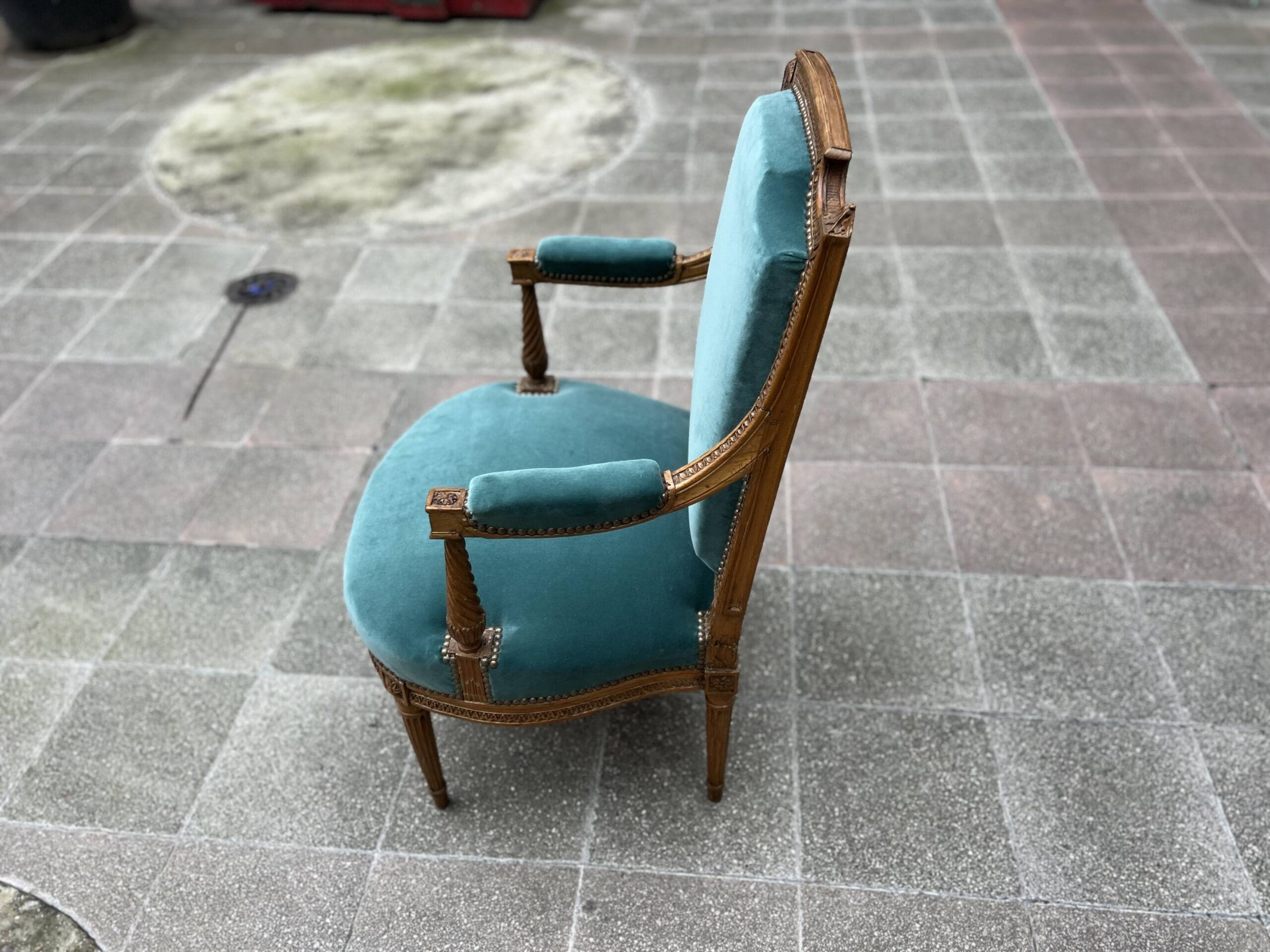 Fauteuil de couloir Louis XVI d&rsquo;époque – Ornements sculptés et garniture en velours