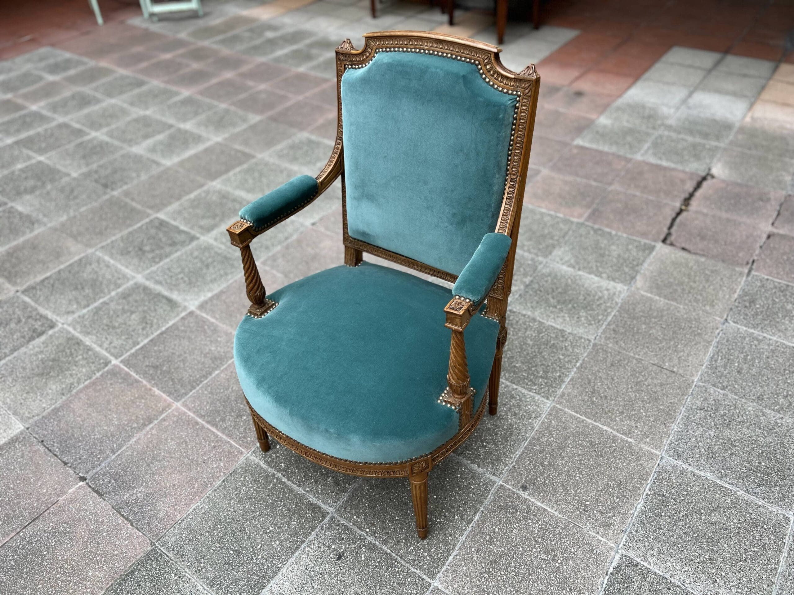 Fauteuil de couloir Louis XVI d&rsquo;époque – Ornements sculptés et garniture en velours
