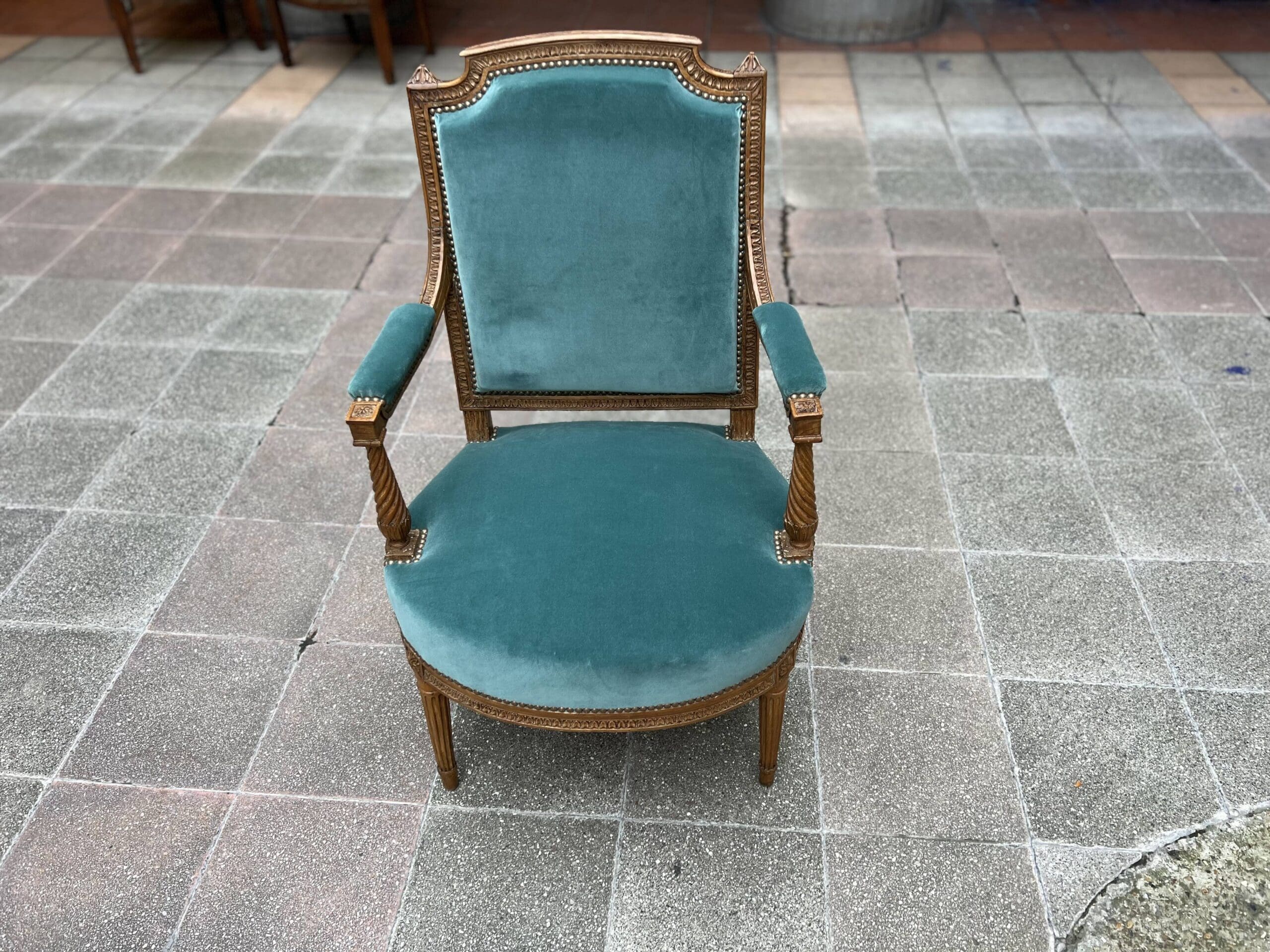 Fauteuil de couloir Louis XVI d&rsquo;époque – Ornements sculptés et garniture en velours