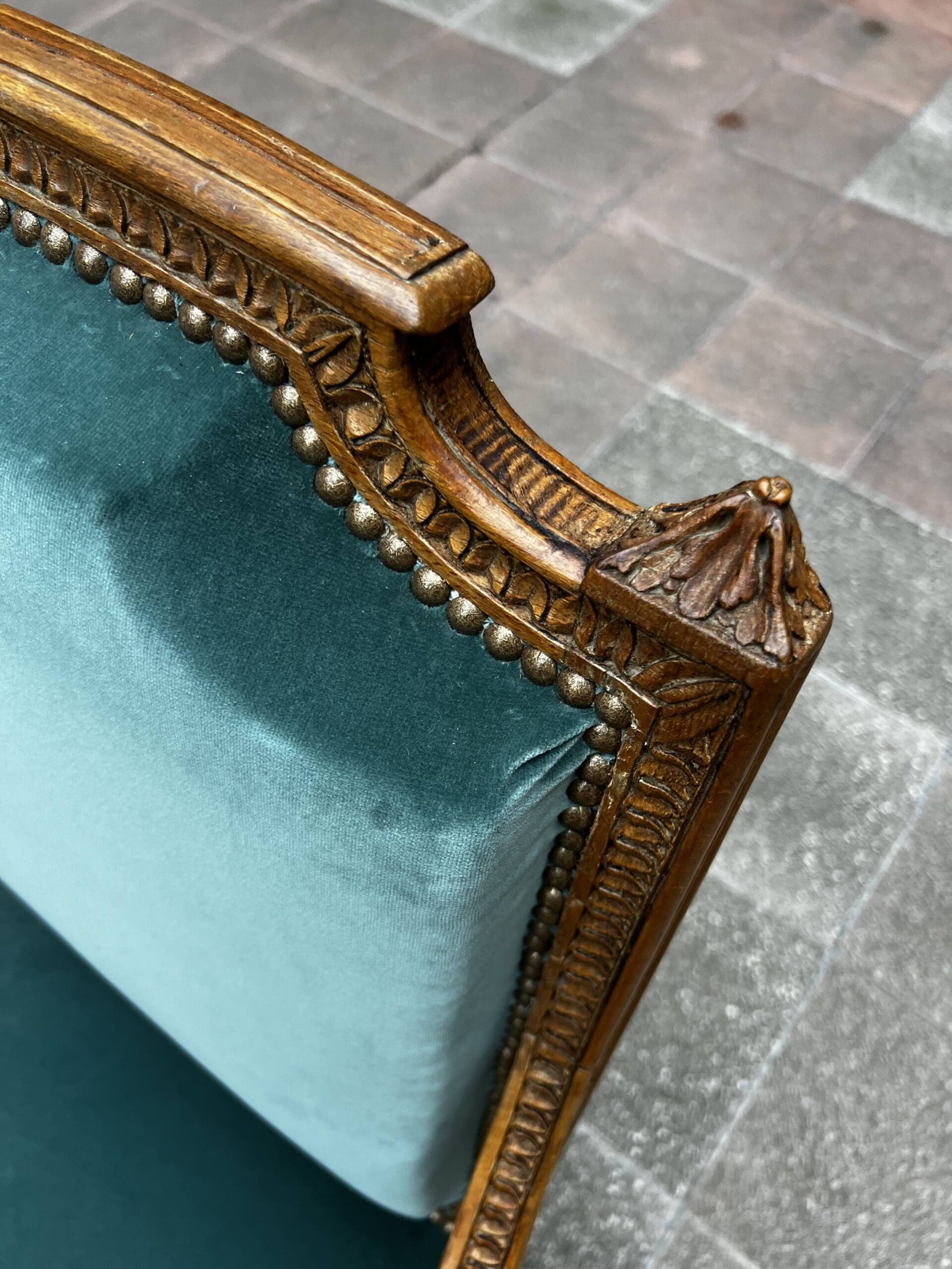 Fauteuil de couloir Louis XVI d&rsquo;époque – Ornements sculptés et garniture en velours
