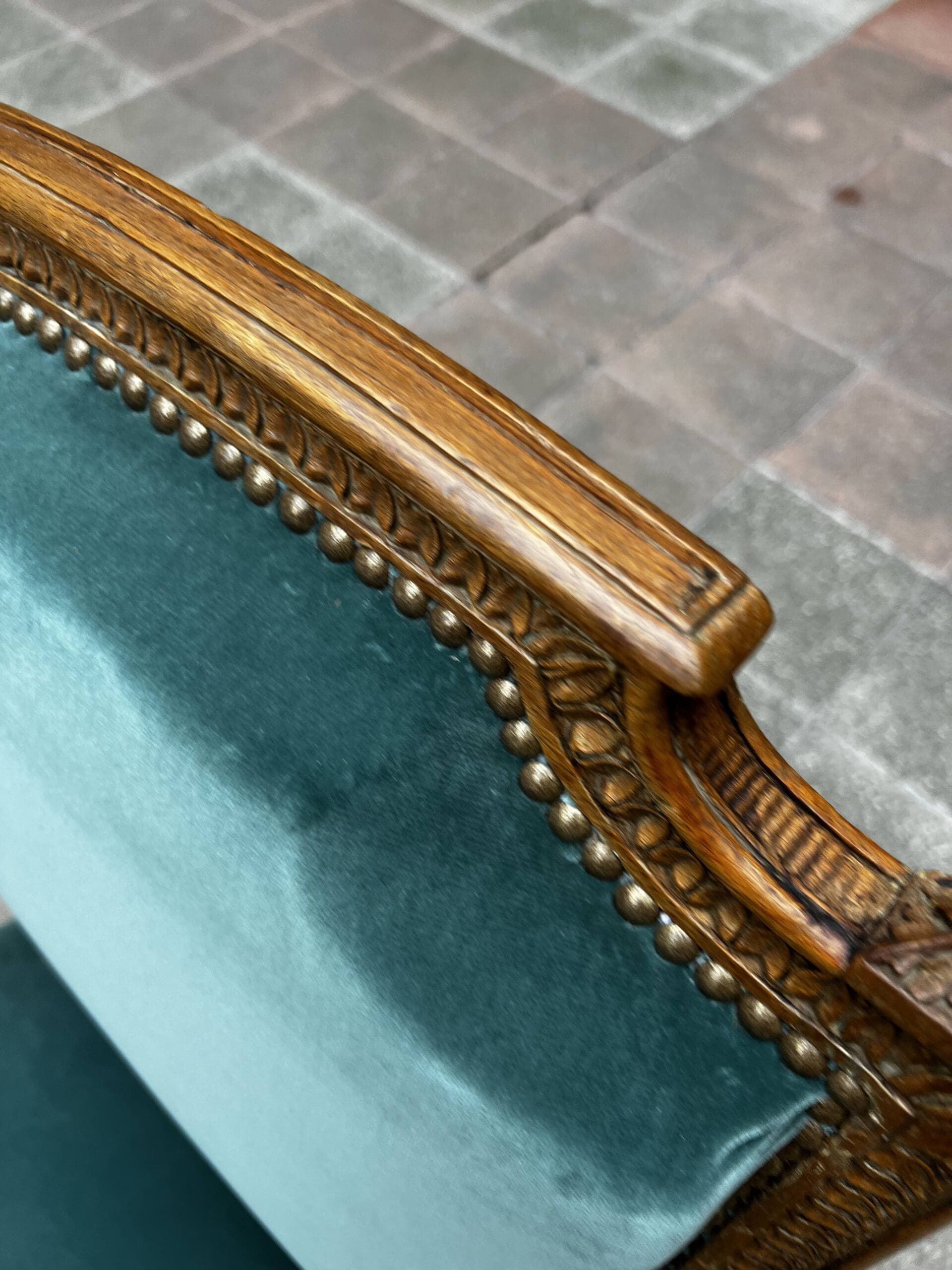 Fauteuil de couloir Louis XVI d&rsquo;époque – Ornements sculptés et garniture en velours