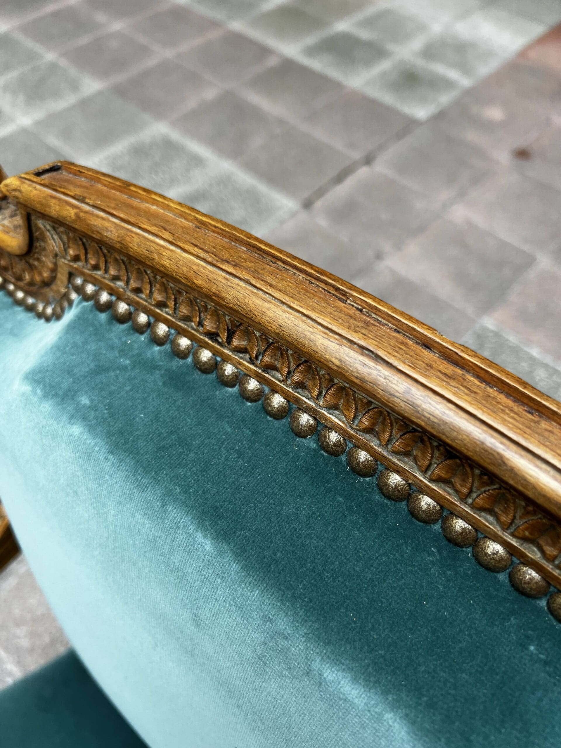Fauteuil de couloir Louis XVI d&rsquo;époque – Ornements sculptés et garniture en velours