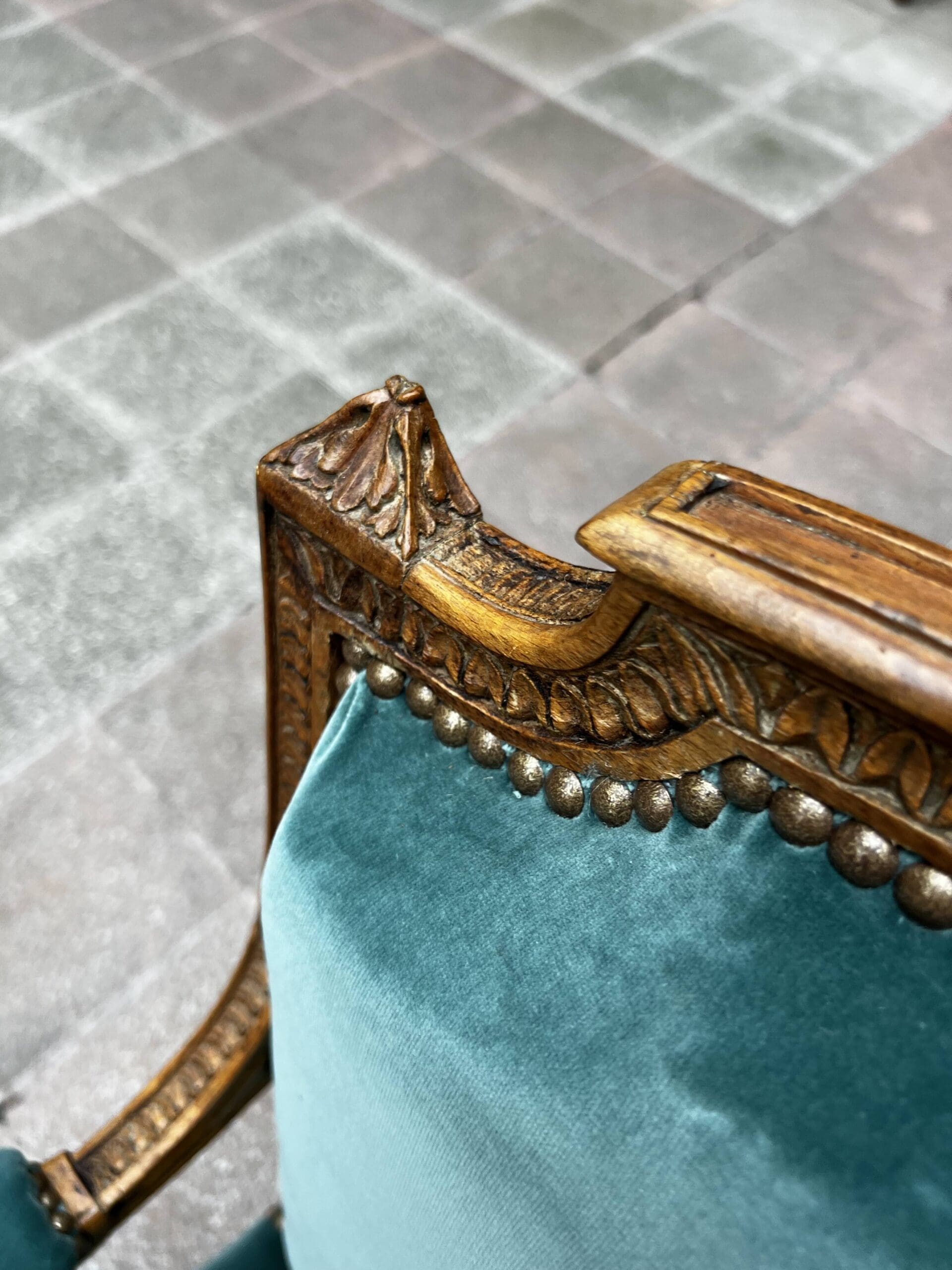 Fauteuil de couloir Louis XVI d&rsquo;époque – Ornements sculptés et garniture en velours