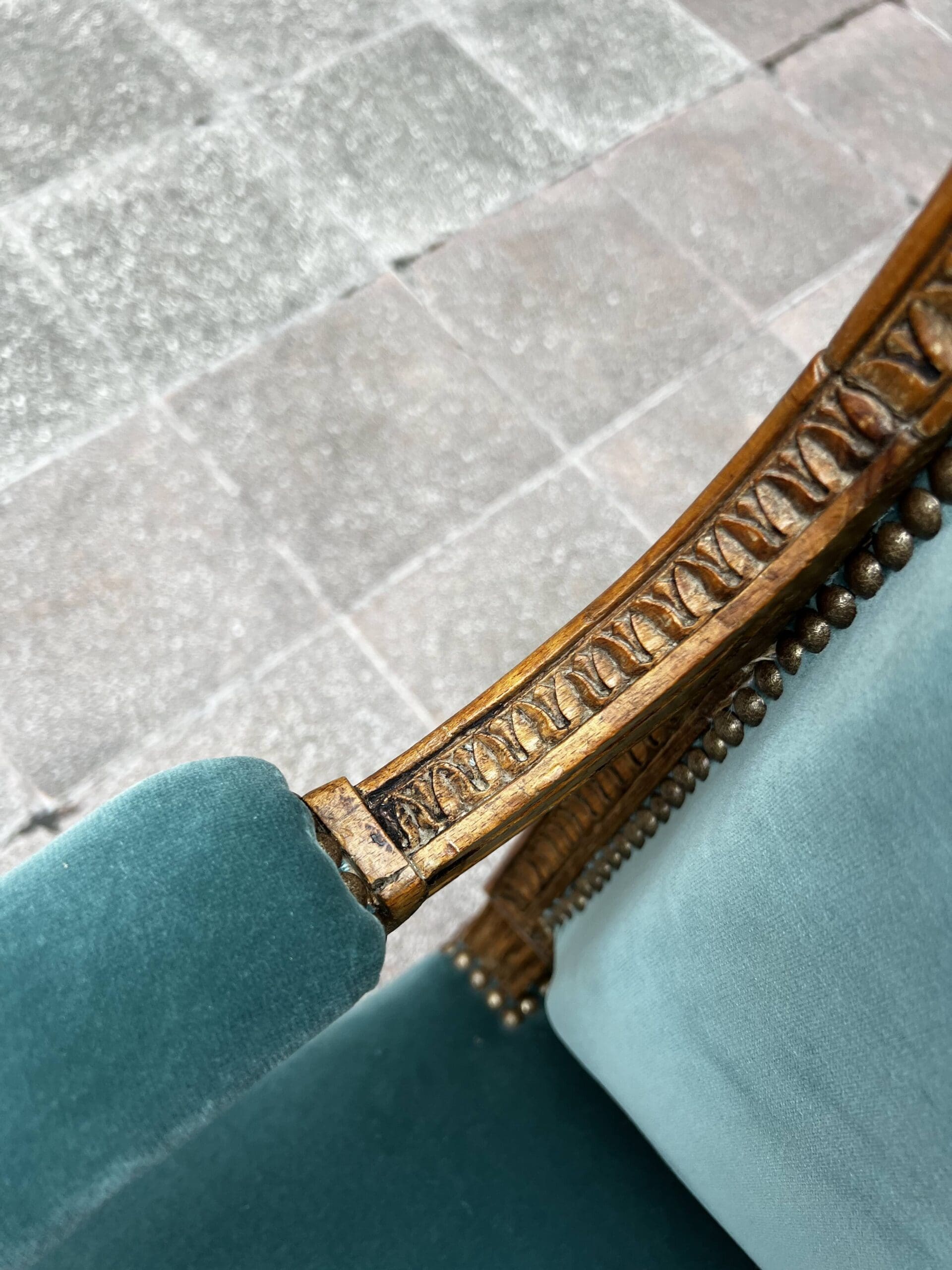 Fauteuil de couloir Louis XVI d&rsquo;époque – Ornements sculptés et garniture en velours