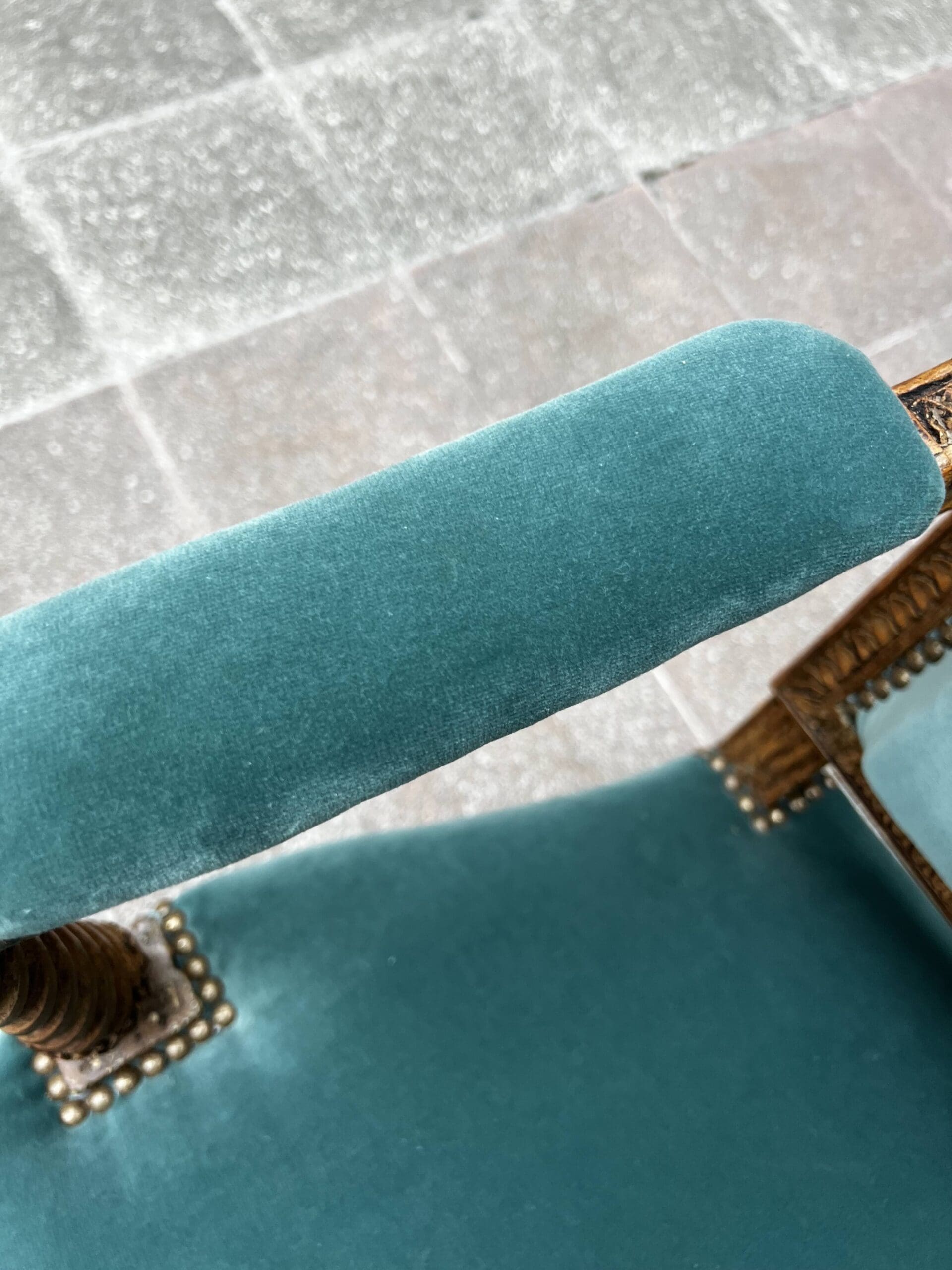 Fauteuil de couloir Louis XVI d&rsquo;époque – Ornements sculptés et garniture en velours
