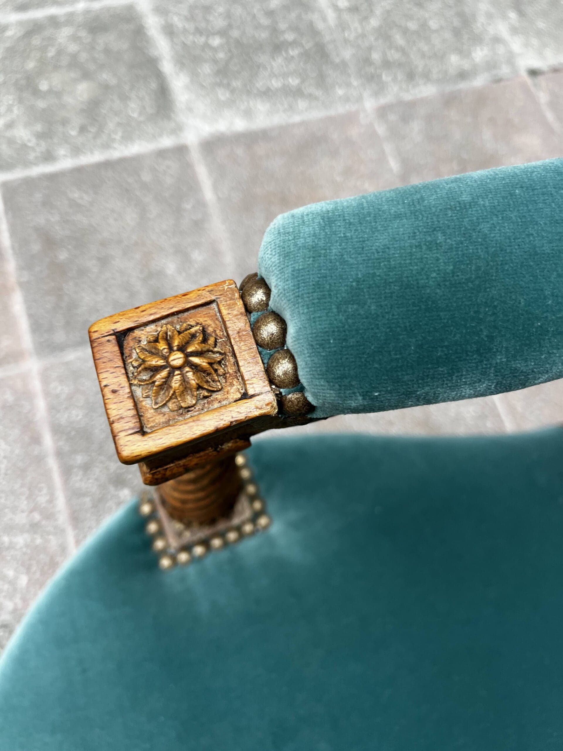 Fauteuil de couloir Louis XVI d&rsquo;époque – Ornements sculptés et garniture en velours