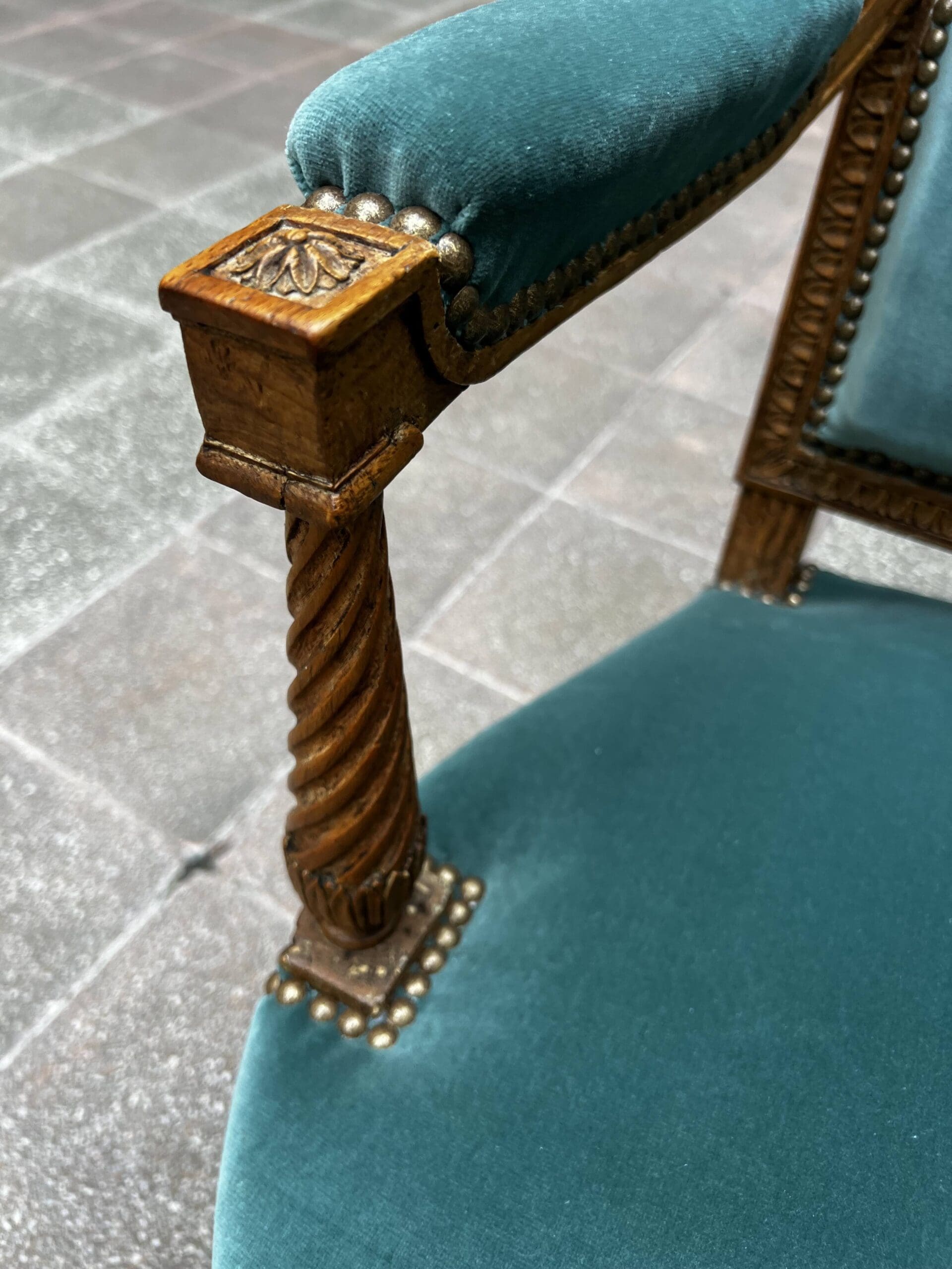 Fauteuil de couloir Louis XVI d&rsquo;époque – Ornements sculptés et garniture en velours