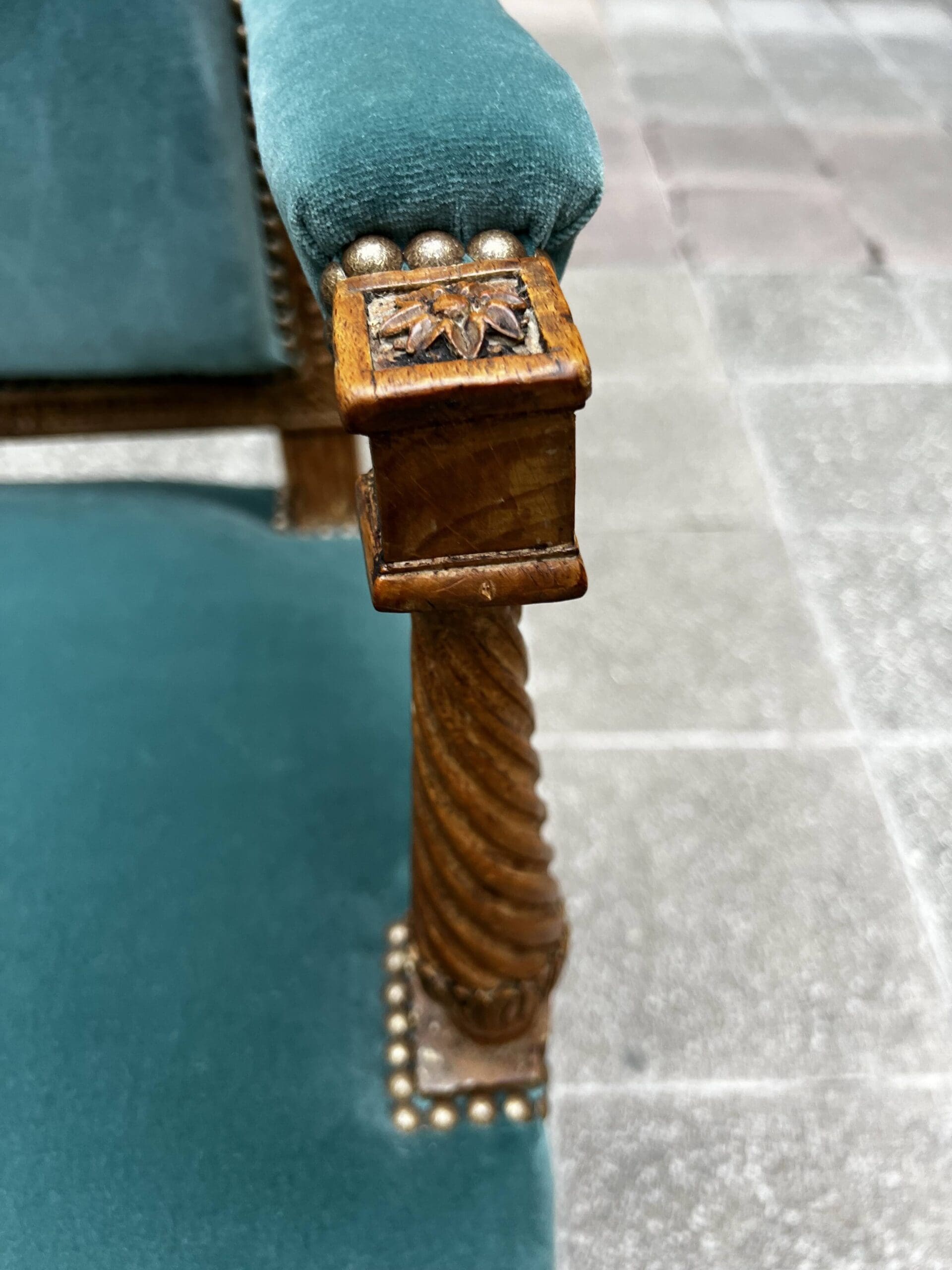 Fauteuil de couloir Louis XVI d&rsquo;époque – Ornements sculptés et garniture en velours