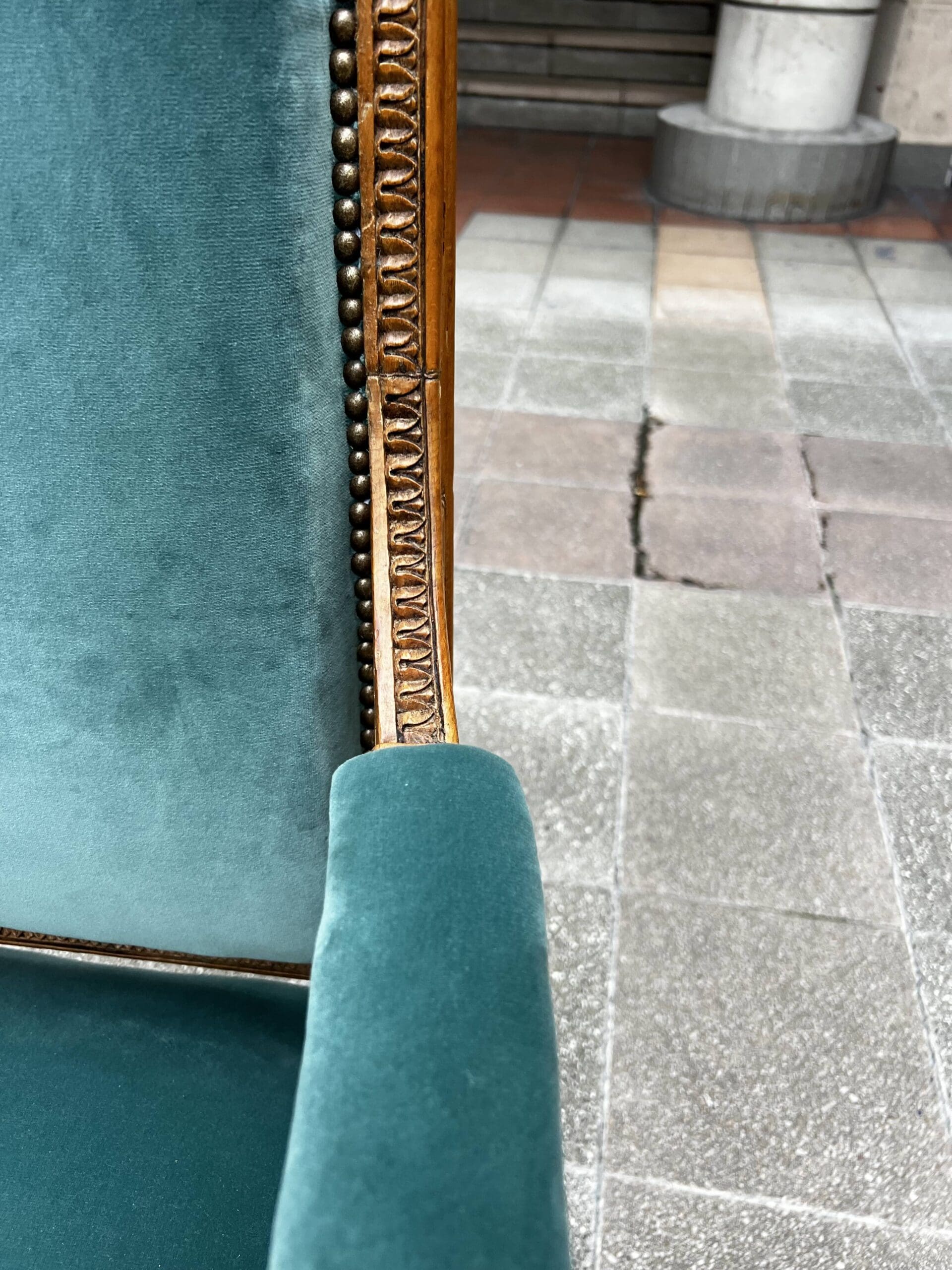 Fauteuil de couloir Louis XVI d&rsquo;époque – Ornements sculptés et garniture en velours