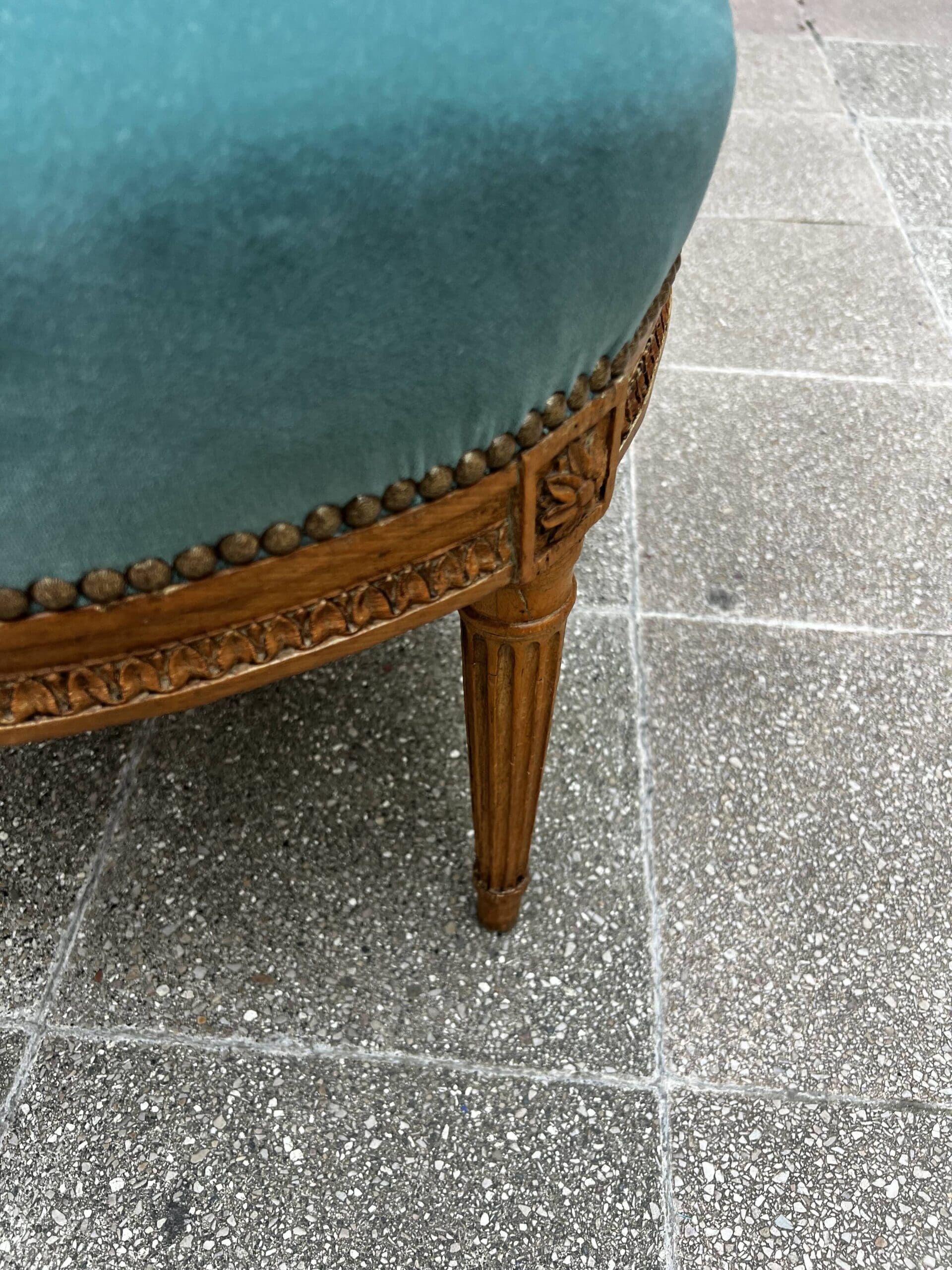 Fauteuil de couloir Louis XVI d&rsquo;époque – Ornements sculptés et garniture en velours