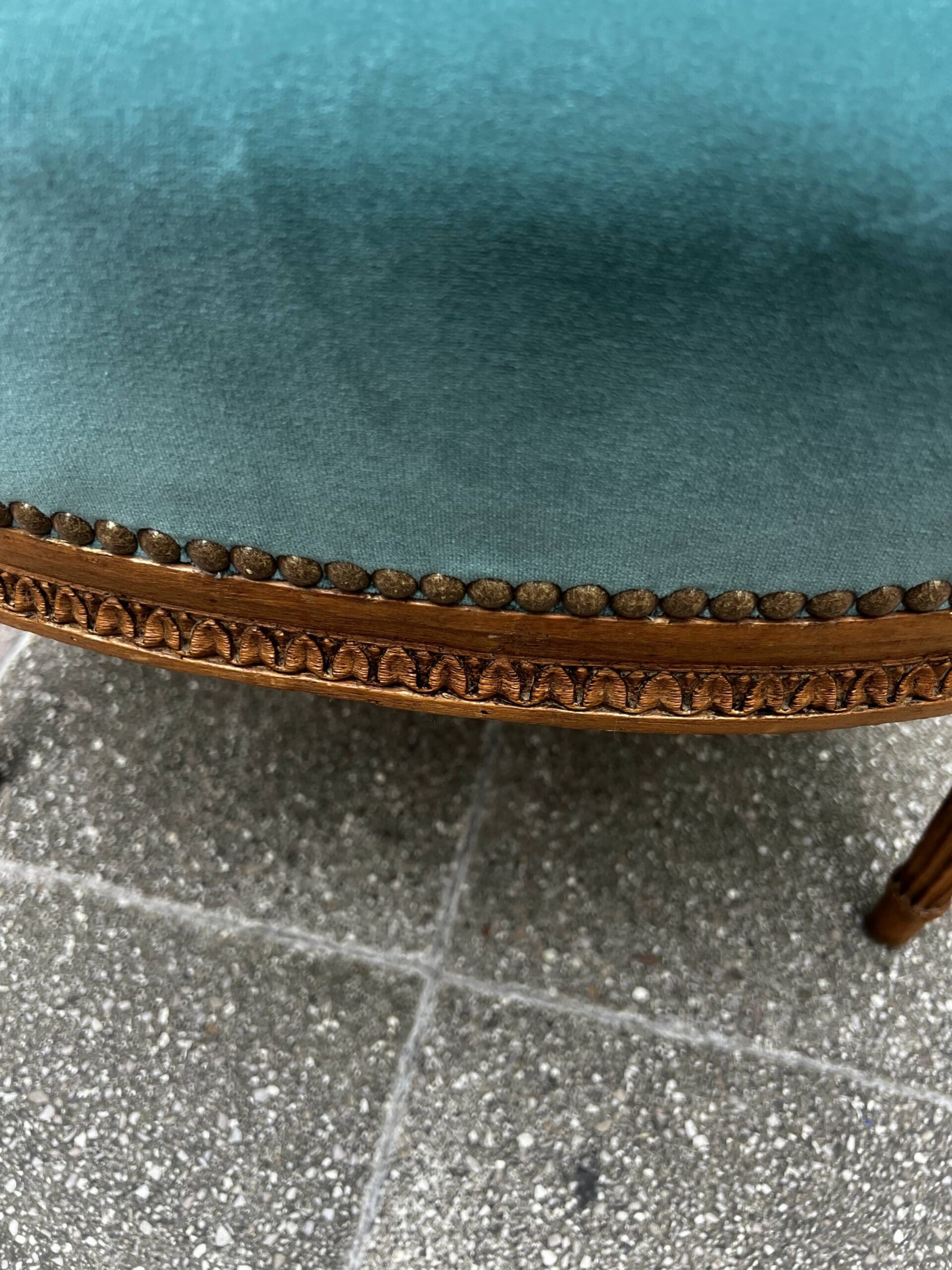 Fauteuil de couloir Louis XVI d&rsquo;époque – Ornements sculptés et garniture en velours