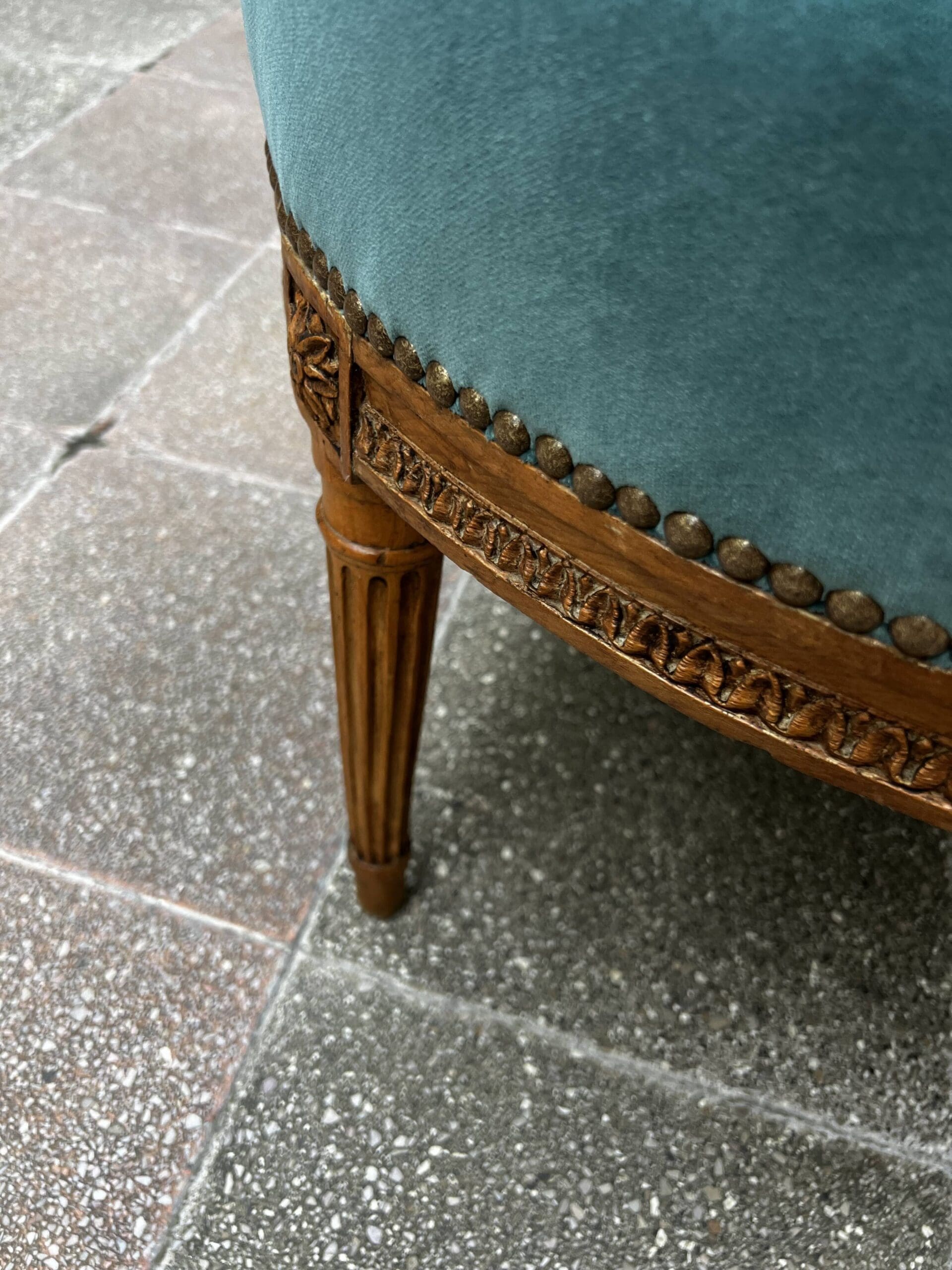 Fauteuil de couloir Louis XVI d&rsquo;époque – Ornements sculptés et garniture en velours