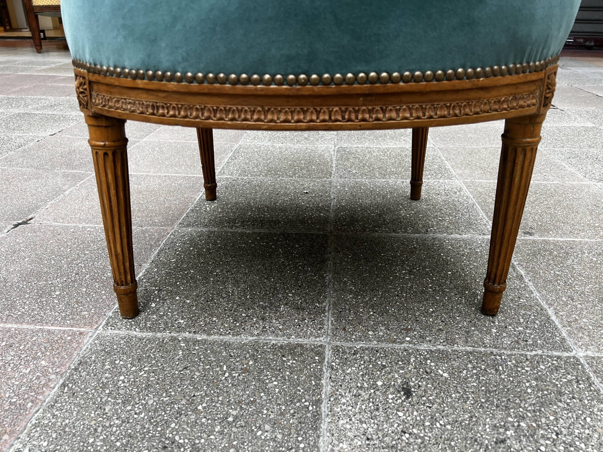 Fauteuil de couloir Louis XVI d&rsquo;époque – Ornements sculptés et garniture en velours