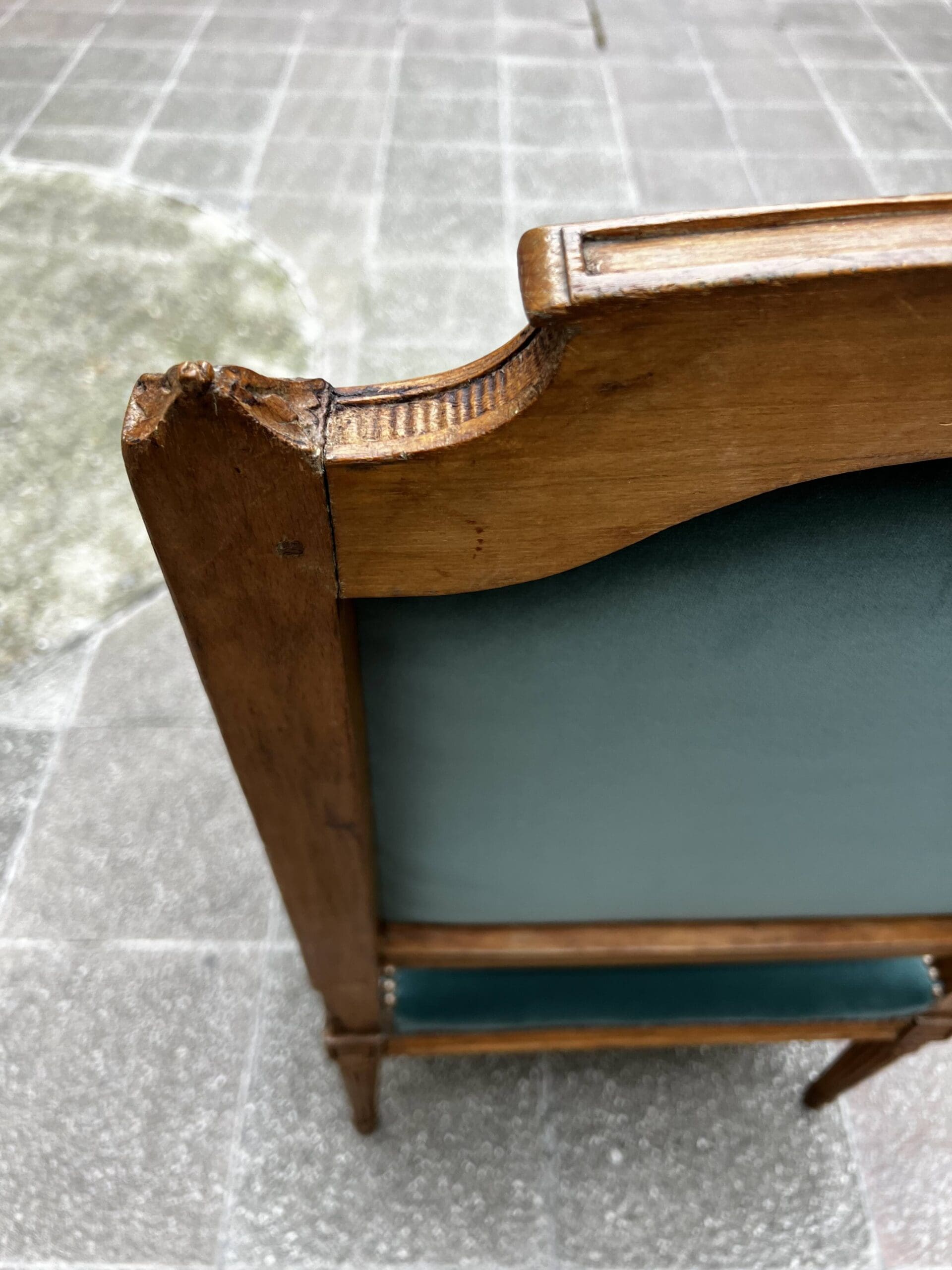 Fauteuil de couloir Louis XVI d&rsquo;époque – Ornements sculptés et garniture en velours
