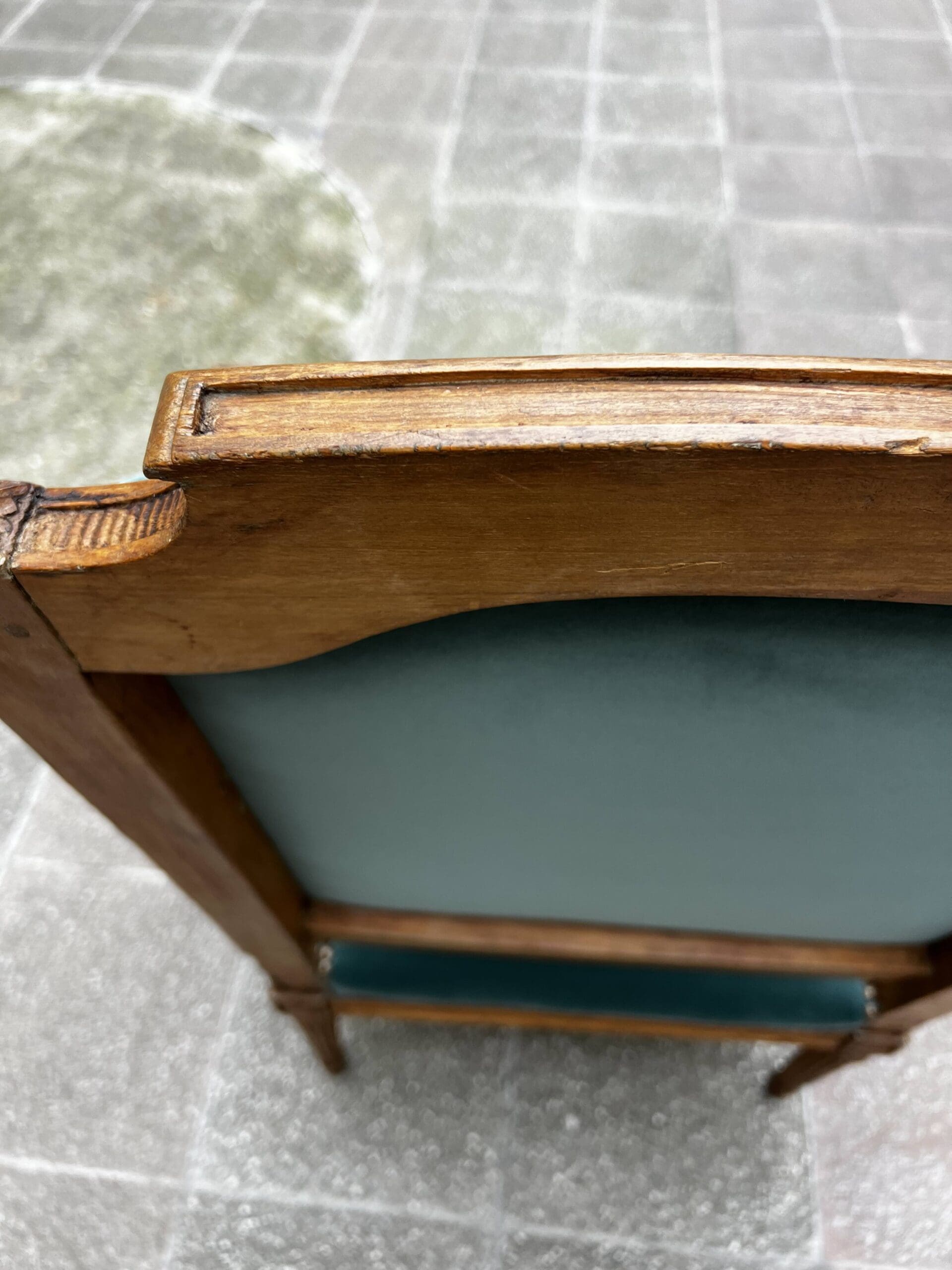 Fauteuil de couloir Louis XVI d&rsquo;époque – Ornements sculptés et garniture en velours
