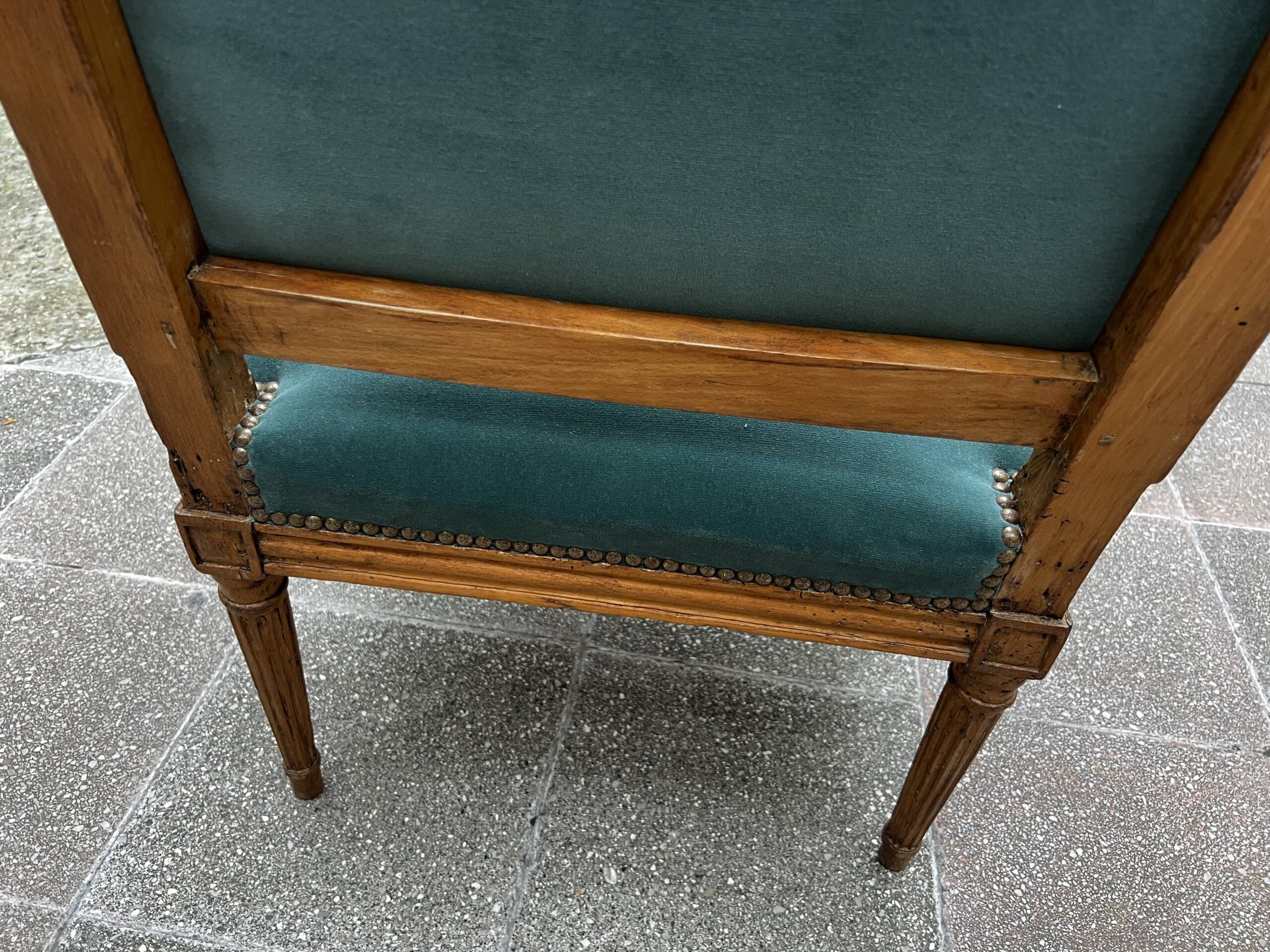 Fauteuil de couloir Louis XVI d&rsquo;époque – Ornements sculptés et garniture en velours