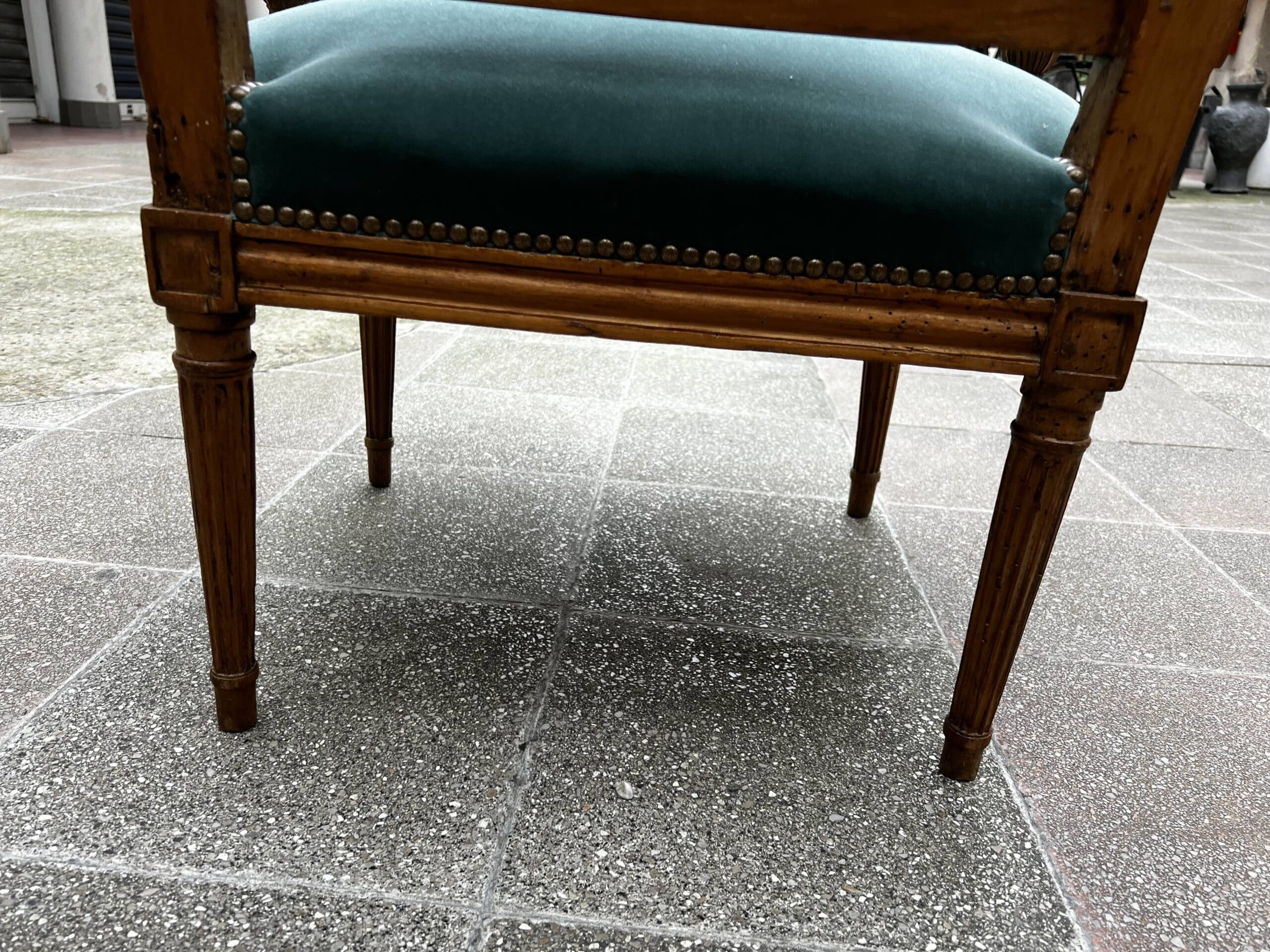 Fauteuil de couloir Louis XVI d&rsquo;époque – Ornements sculptés et garniture en velours