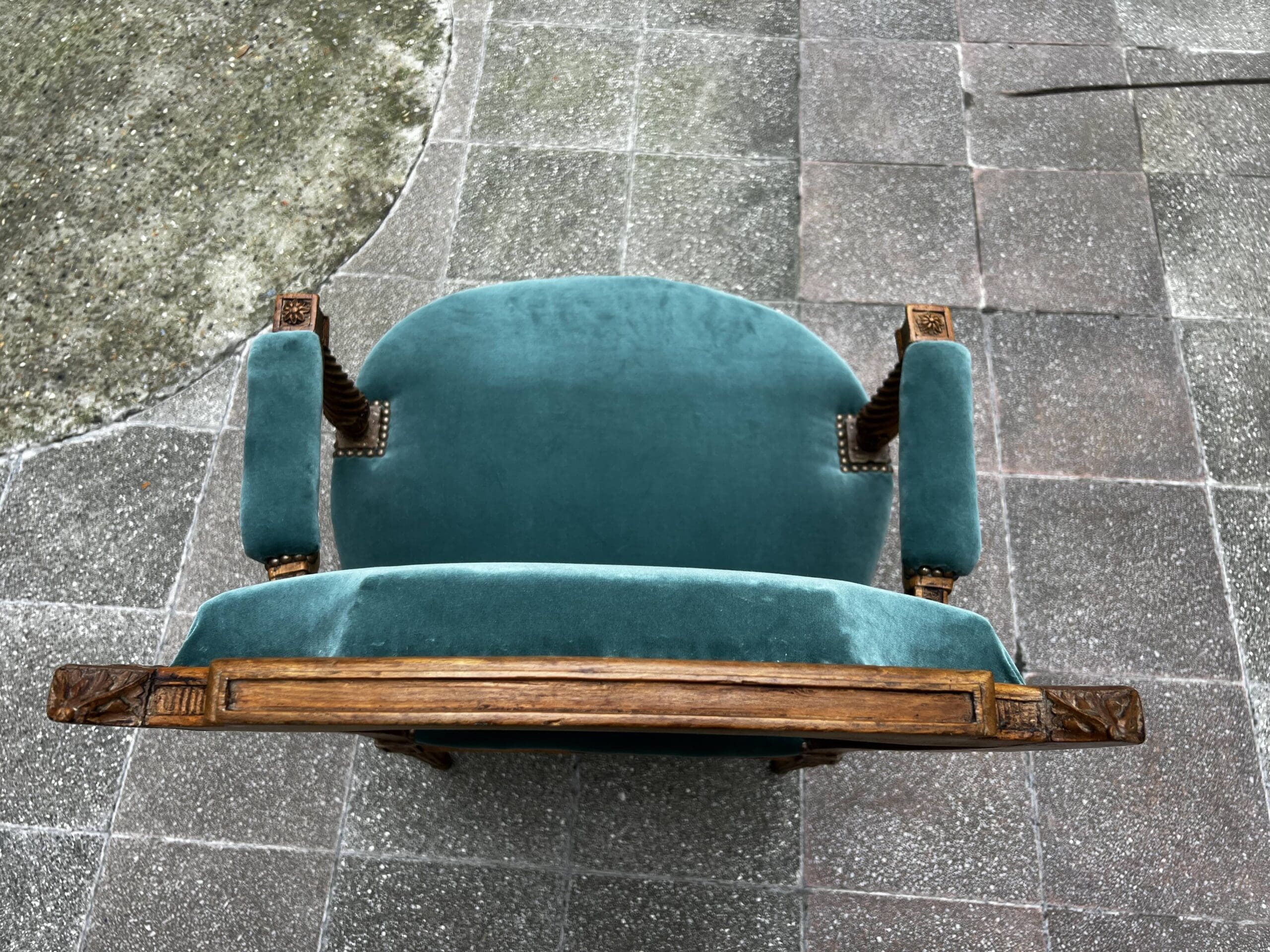Fauteuil de couloir Louis XVI d&rsquo;époque – Ornements sculptés et garniture en velours