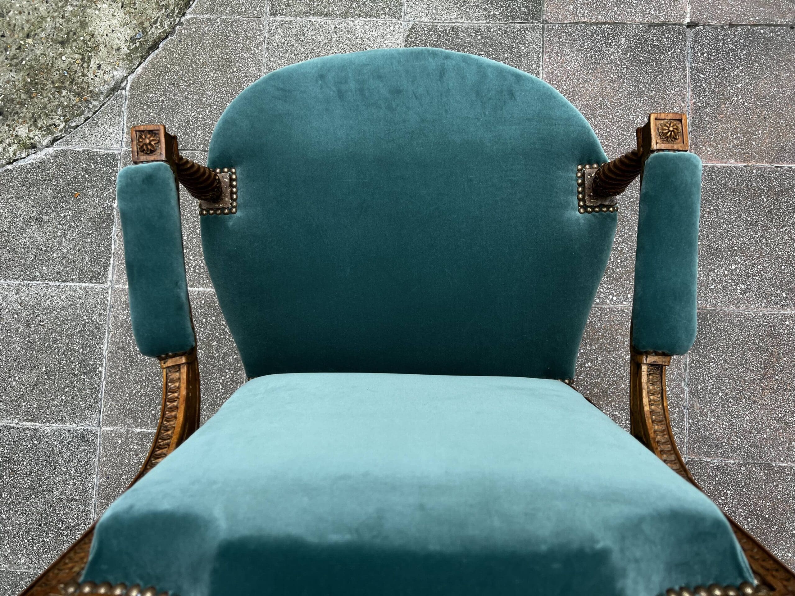 Fauteuil de couloir Louis XVI d&rsquo;époque – Ornements sculptés et garniture en velours