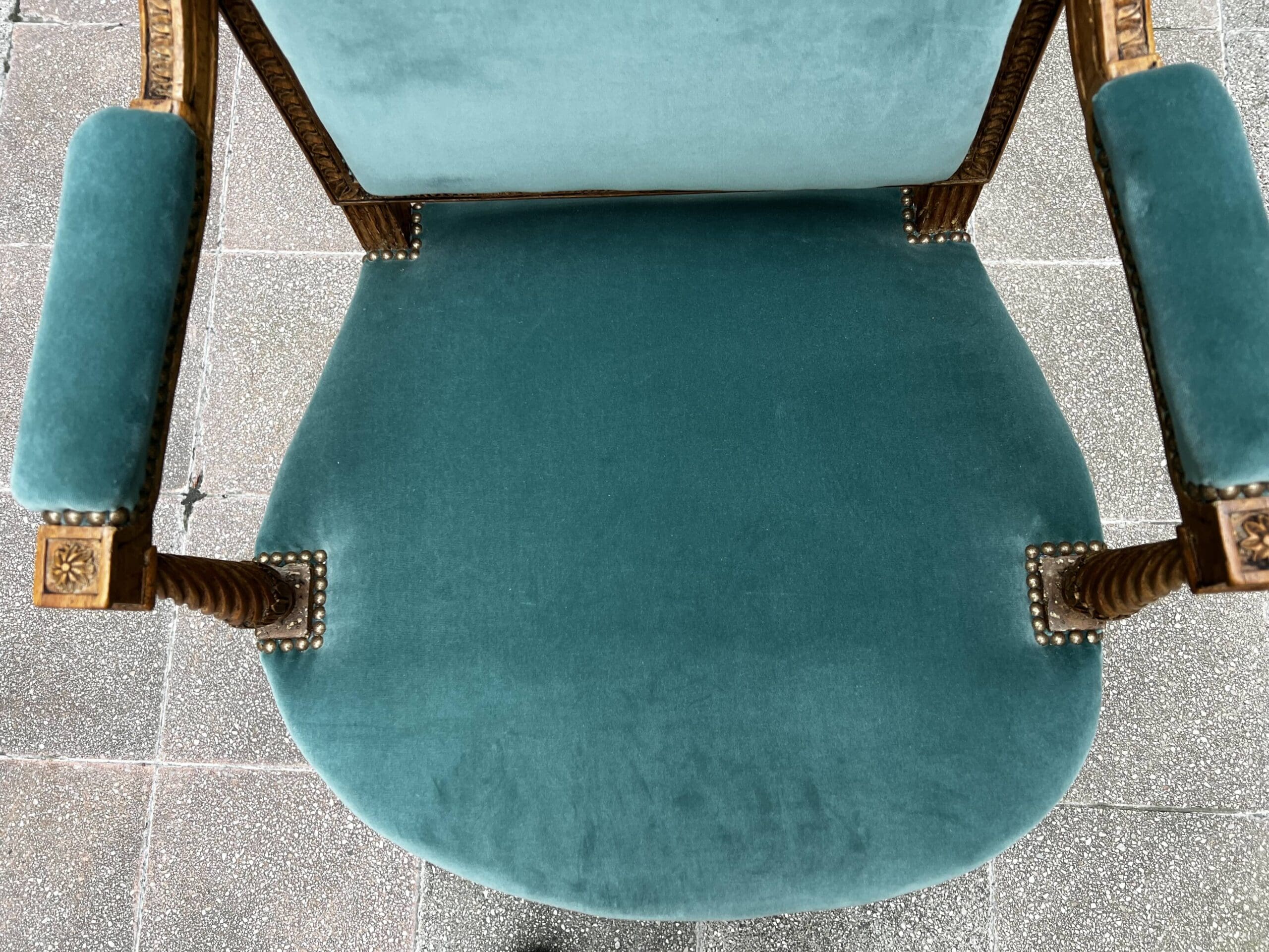 Fauteuil de couloir Louis XVI d&rsquo;époque – Ornements sculptés et garniture en velours