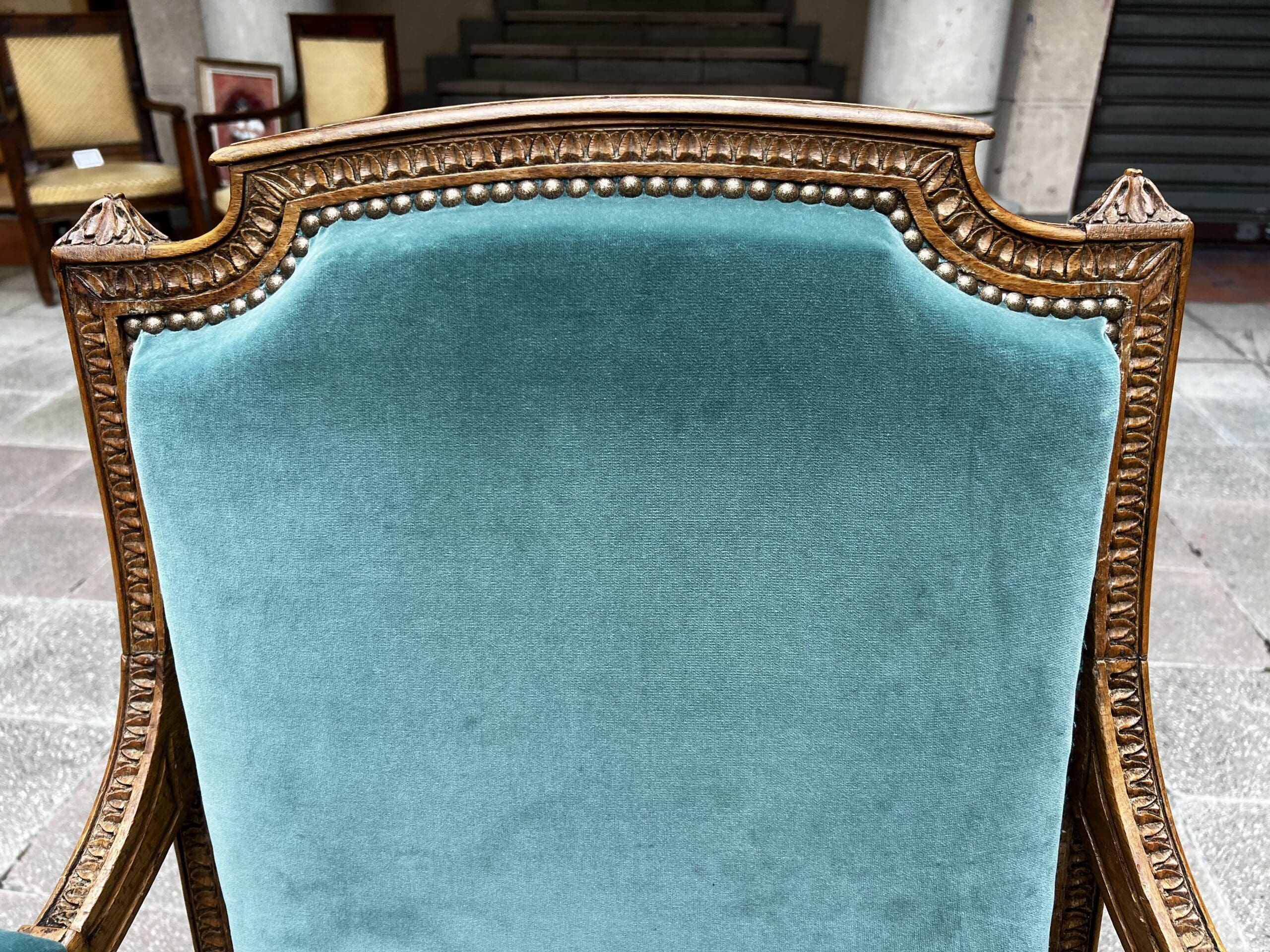 Fauteuil de couloir Louis XVI d&rsquo;époque – Ornements sculptés et garniture en velours